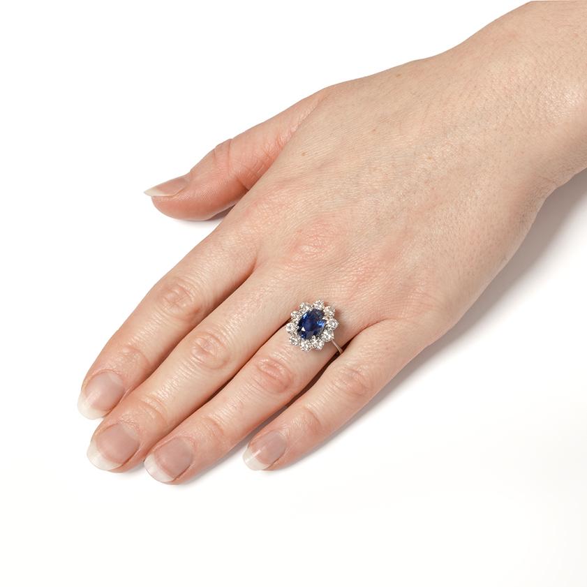 Vintage 2.50ct Sapphire and Diamond Cluster Ring, c.1970s In Good Condition In London, GB