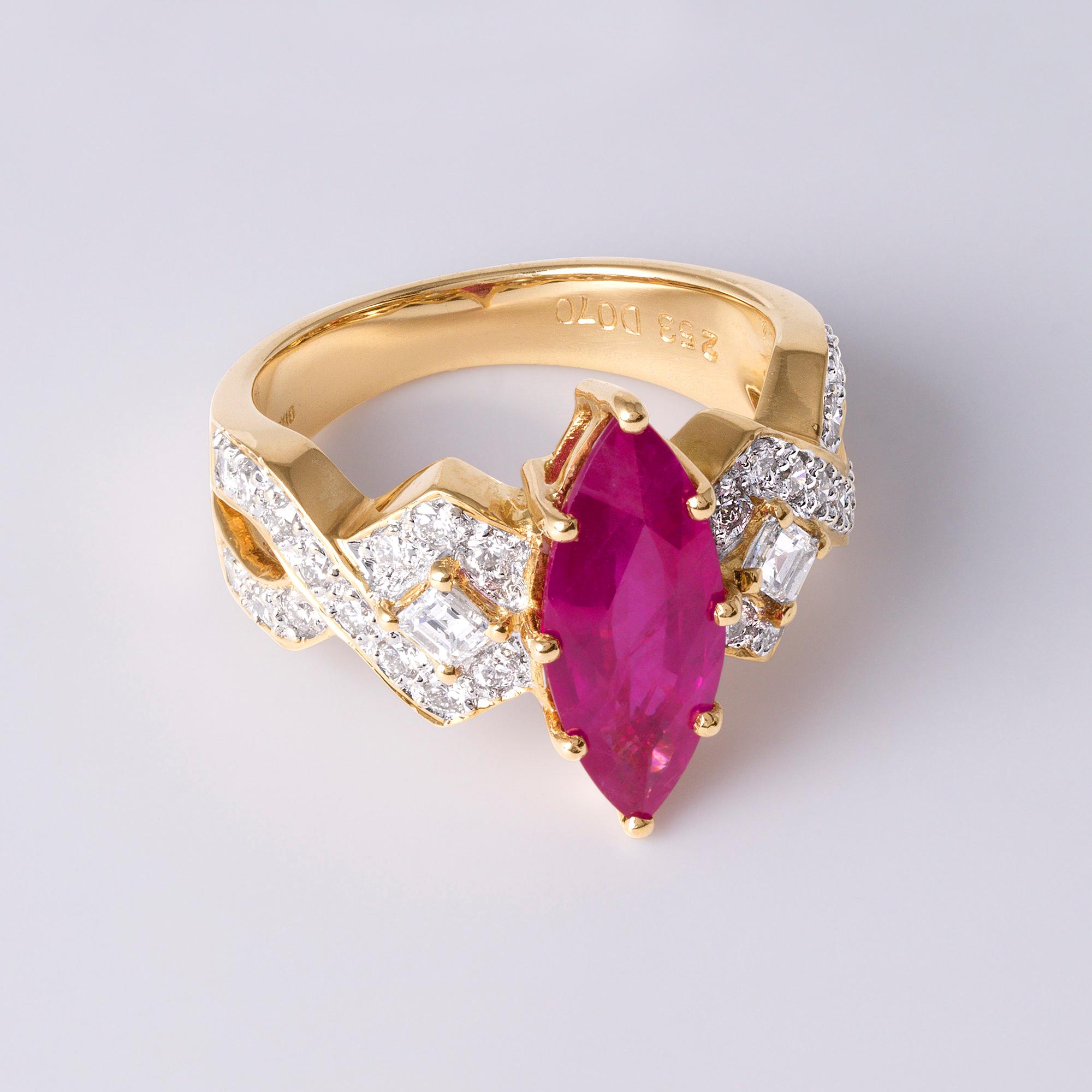 in vendita:  Vintage By 2,53 Carati Rubino Marquise Allungato  Anello con diamanti e oro giallo 18 carati 2