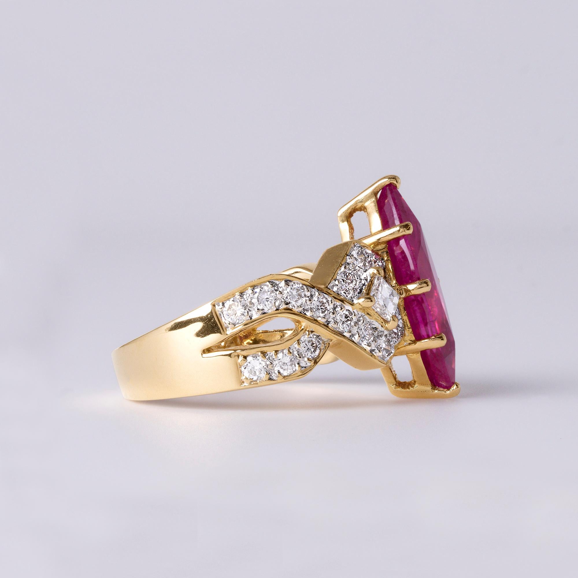in vendita:  Vintage By 2,53 Carati Rubino Marquise Allungato  Anello con diamanti e oro giallo 18 carati 6