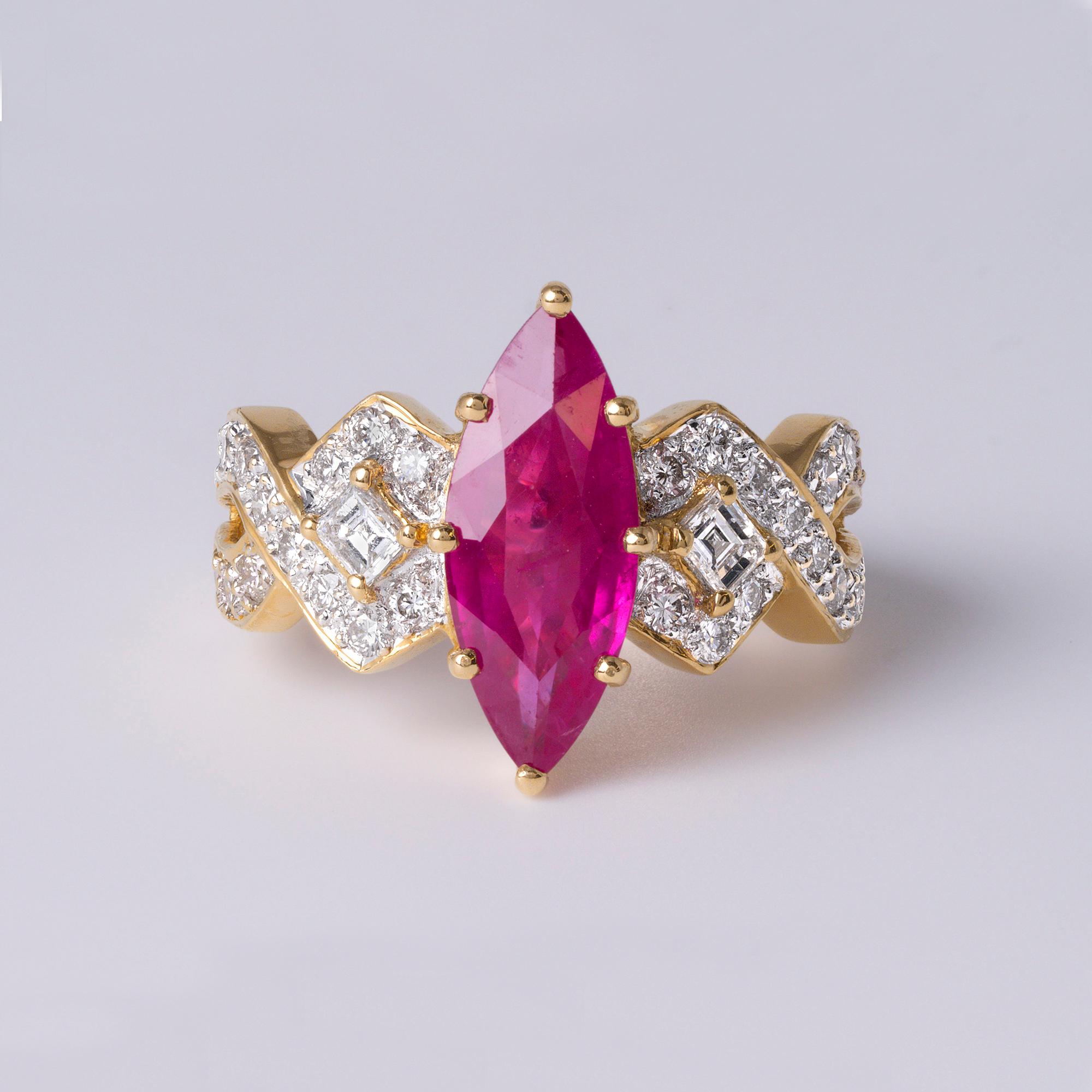 in vendita:  Vintage By 2,53 Carati Rubino Marquise Allungato  Anello con diamanti e oro giallo 18 carati 7