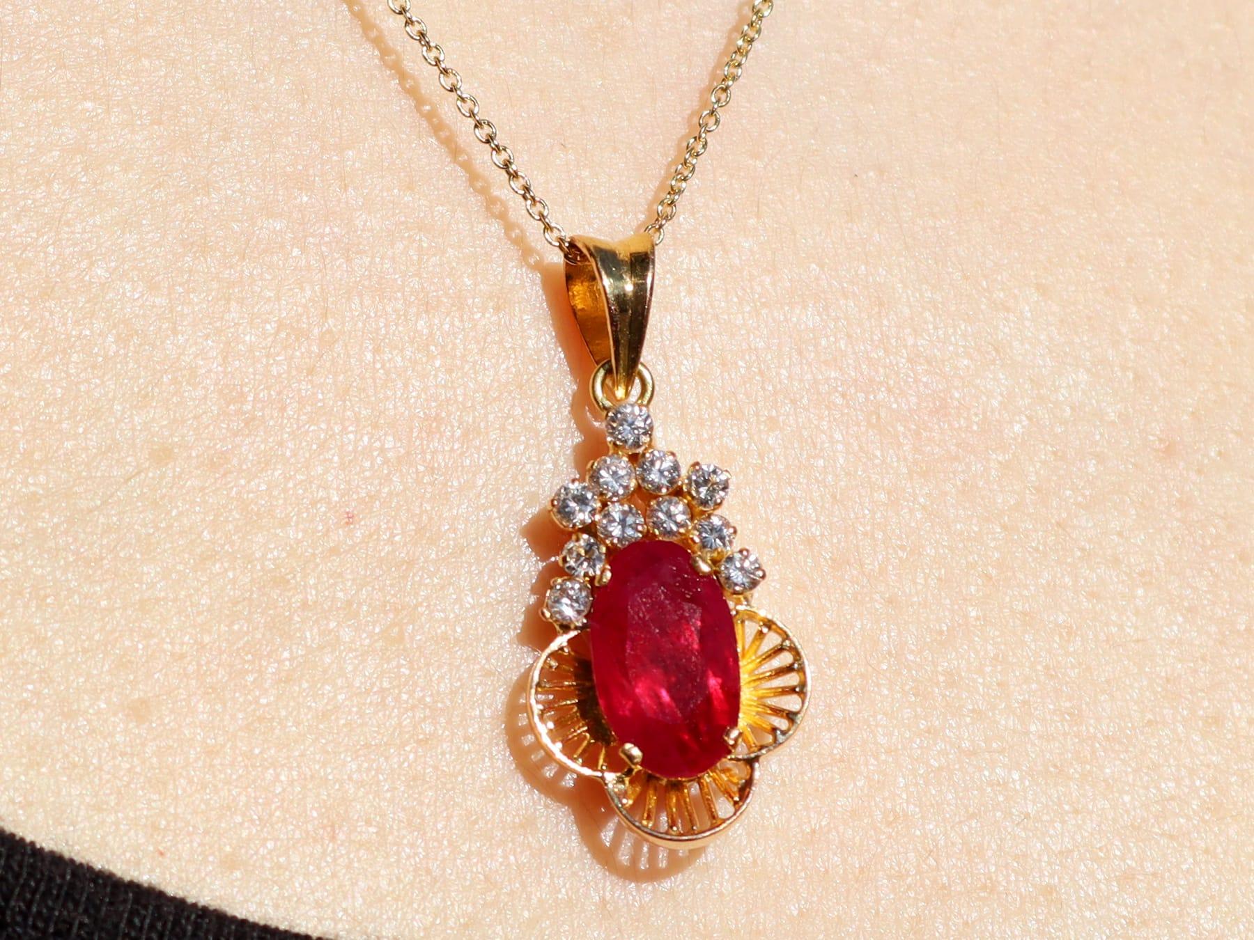 Colgante vintage de oro amarillo de 18 quilates, circa 1980, rubí de 2,53 quilates y diamante de 0,48 quilates en venta 5