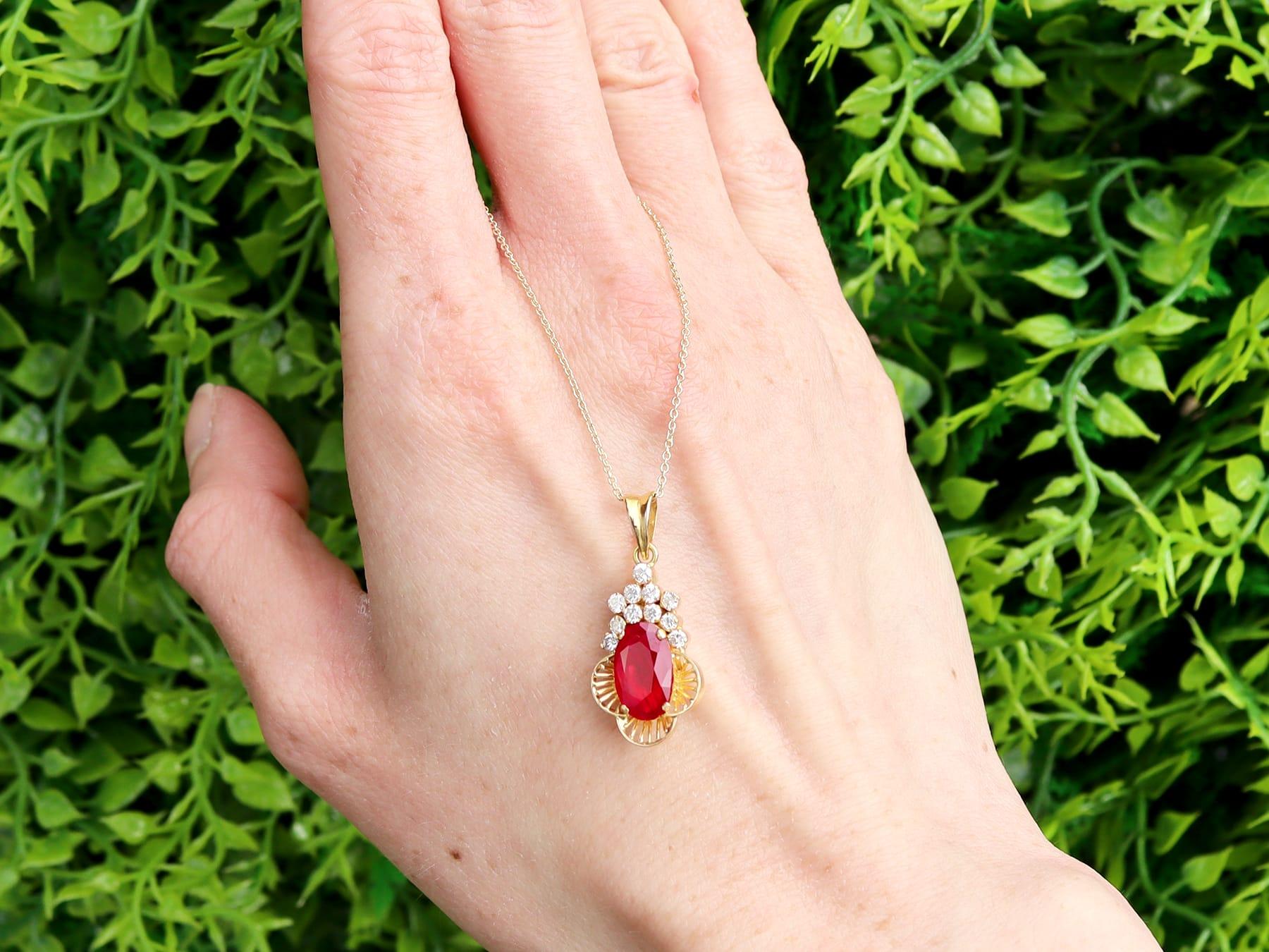 Fino e impresionante colgante vintage de oro amarillo de 18 quilates con un rubí de 2,53 quilates y un diamante de 0,48 quilates; forma parte de nuestras diversas colecciones de joyería vintage y joyería de herencia.

Este fino e impresionante