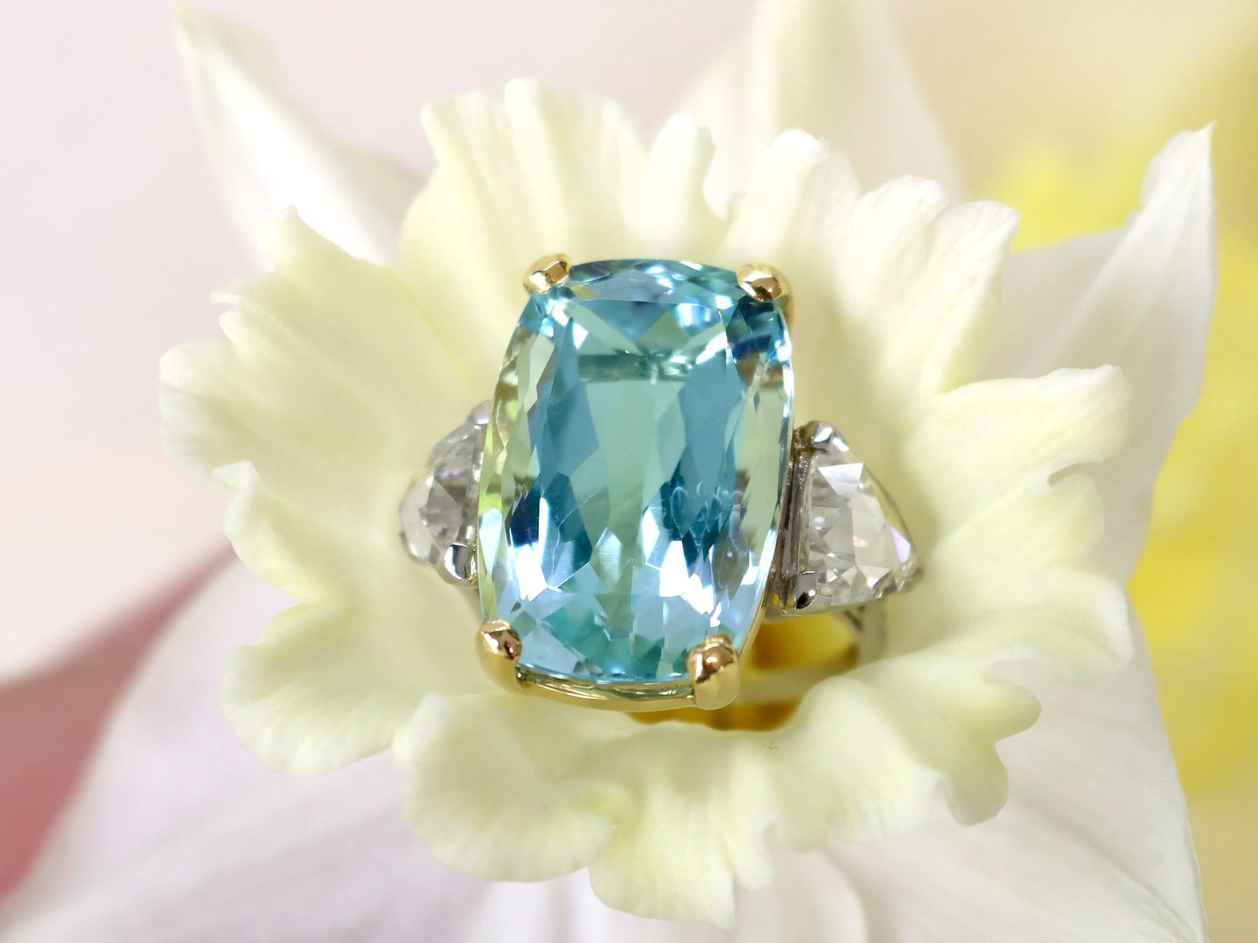 Ein atemberaubender Vintage 25,23 Karat Aquamarin und 3,40 Karat Diamant, 18 Karat Gelbgold und Platin Kleid Ring; Teil unserer vielfältigen Vintage-Schmuck und Estate Jewelry Collections.

Dieser atemberaubende, feine und beeindruckende