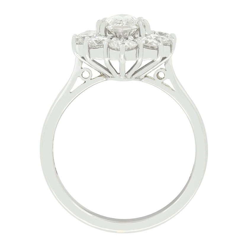 Im Mittelpunkt dieses atemberaubenden Vintage-Clusterrings steht ein wunderschöner Diamant im Marquise-Schliff mit 1,04 Karat. Der in 18 Karat Weißgold gefasste Diamant ist von weiteren 1,50 Karat runden Brillanten umgeben, die ein wirklich