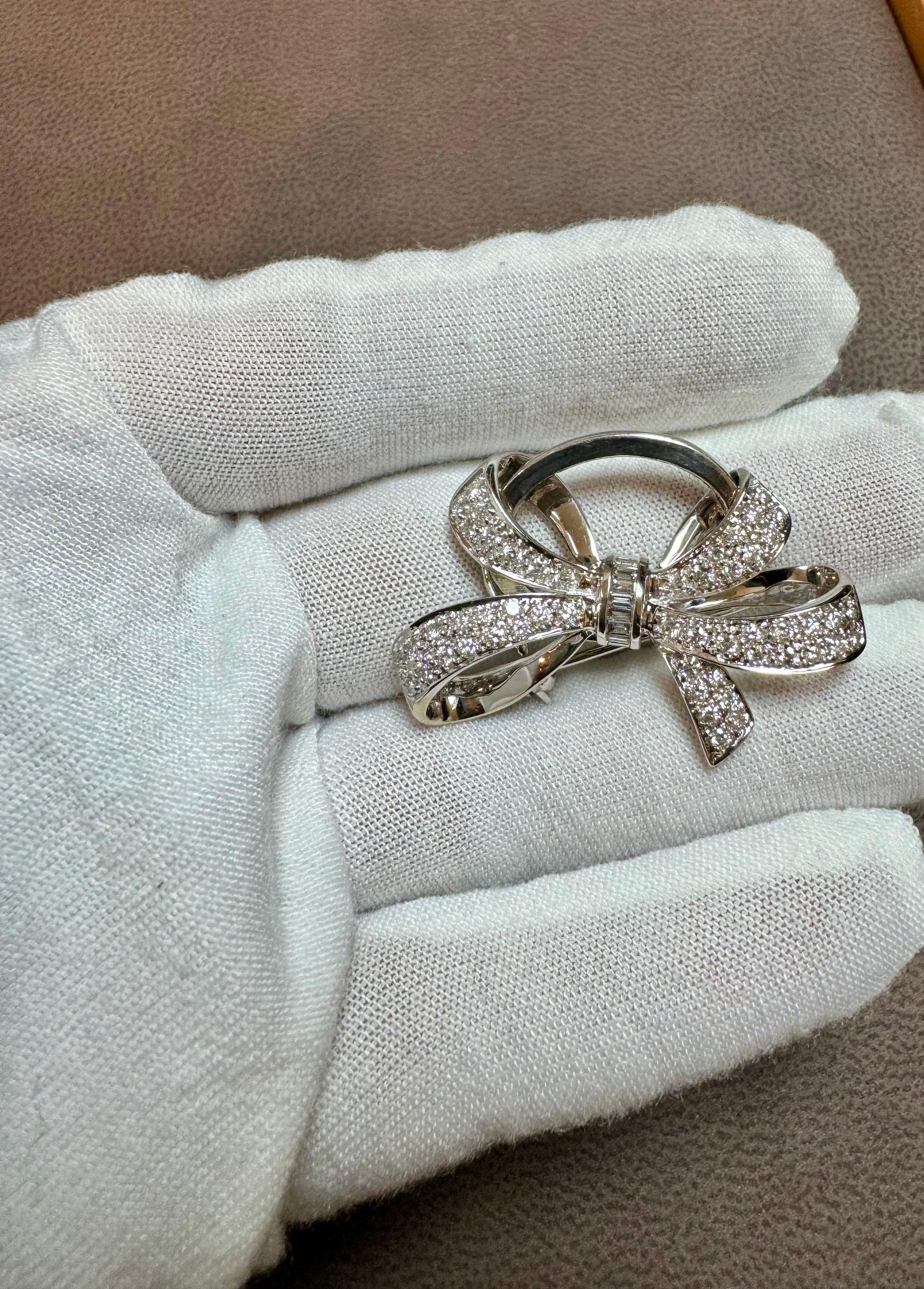 Vintage 2.55 Ct Diamond Bow Brooch Pin /Pendant in 18 K White Gold In Excellent Condition For Sale In New York, NY