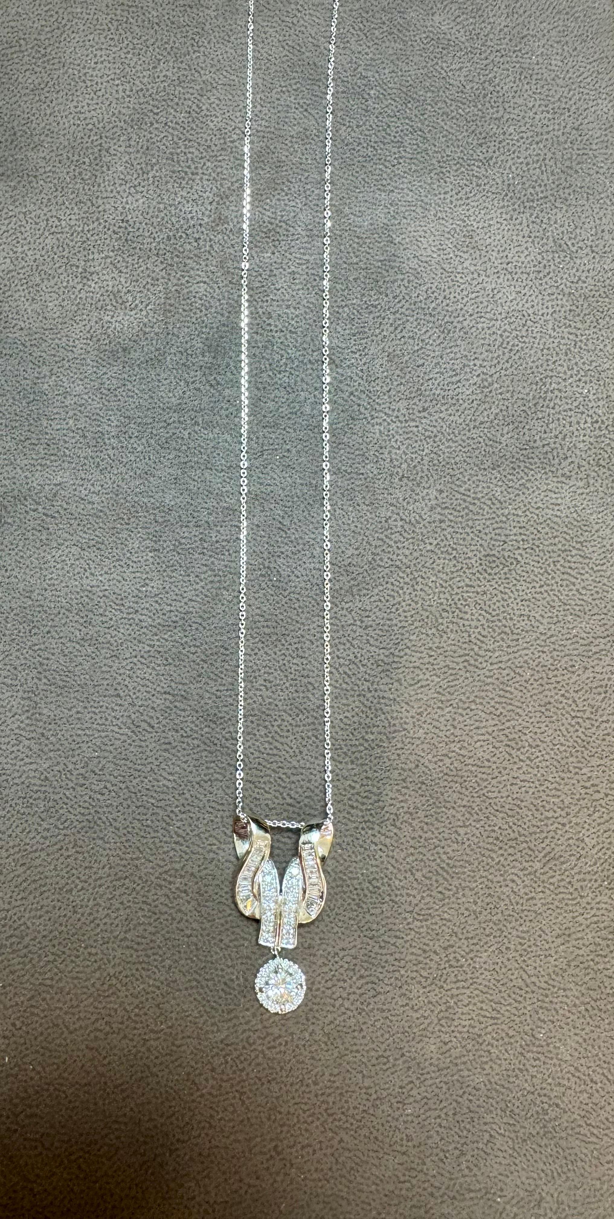 A  Ciondolo con diamante rotondo solitario da 0,90 brillante realizzato in oro bianco 14 carati e fittamente incastonato con baguette di colore bianco brillante (G-H).  e diamanti a taglio rotondo.

Peso totale stimato dei diamanti 2.55 ct.
Diamante