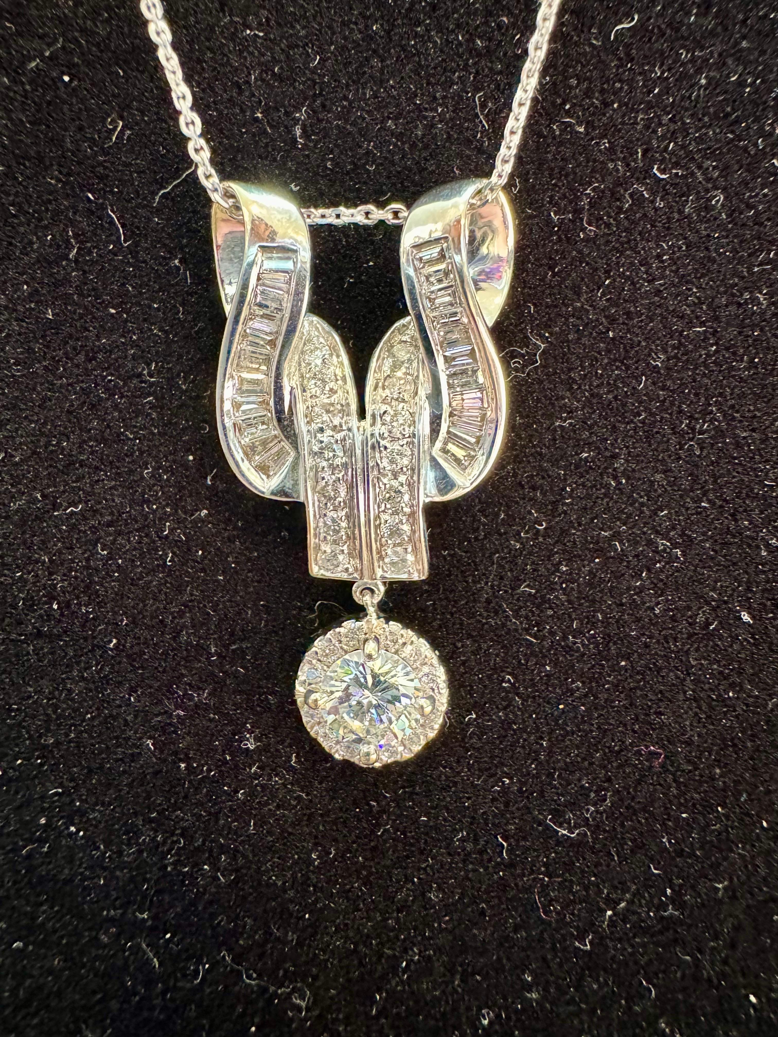 Donna Ciondolo vintage con diamante solitario da 2,55 carati e diamante da 0,90 carati in oro bianco 14 K. in vendita
