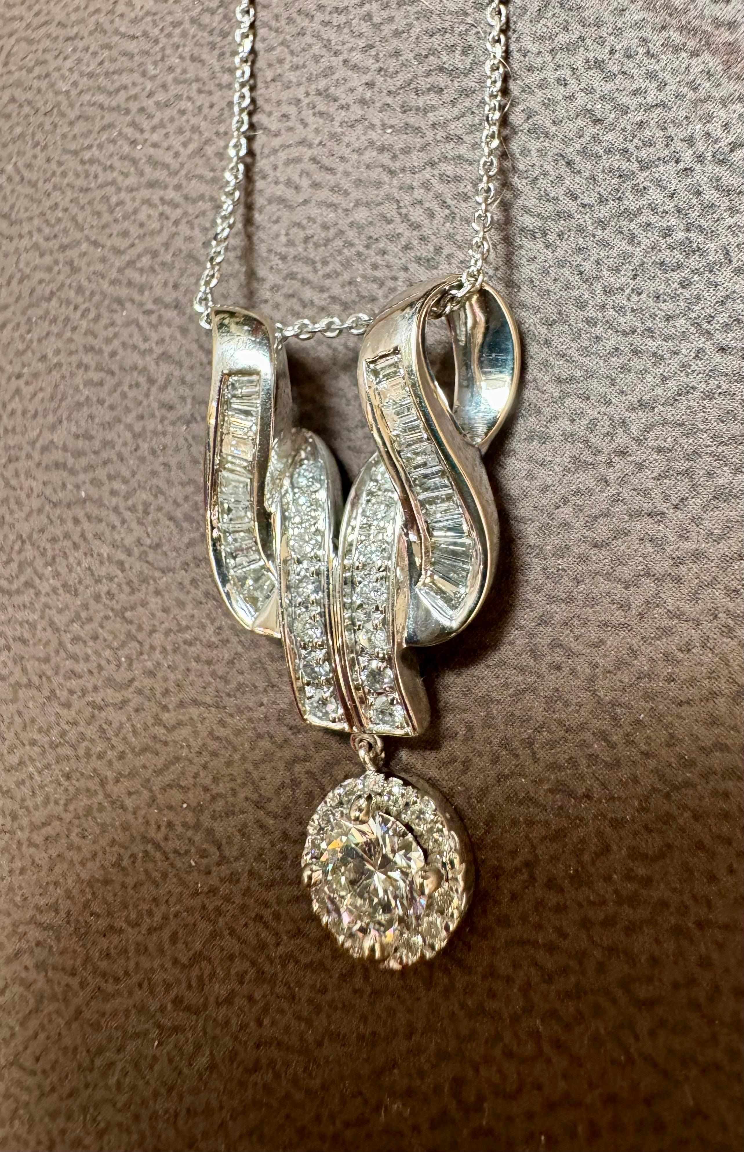 Ciondolo vintage con diamante solitario da 2,55 carati e diamante da 0,90 carati in oro bianco 14 K. in vendita 1