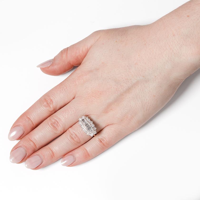 Vintage 2.55ct Diamond Spray Cluster Ring, hallmarked 1976 In Good Condition For Sale In London, GB