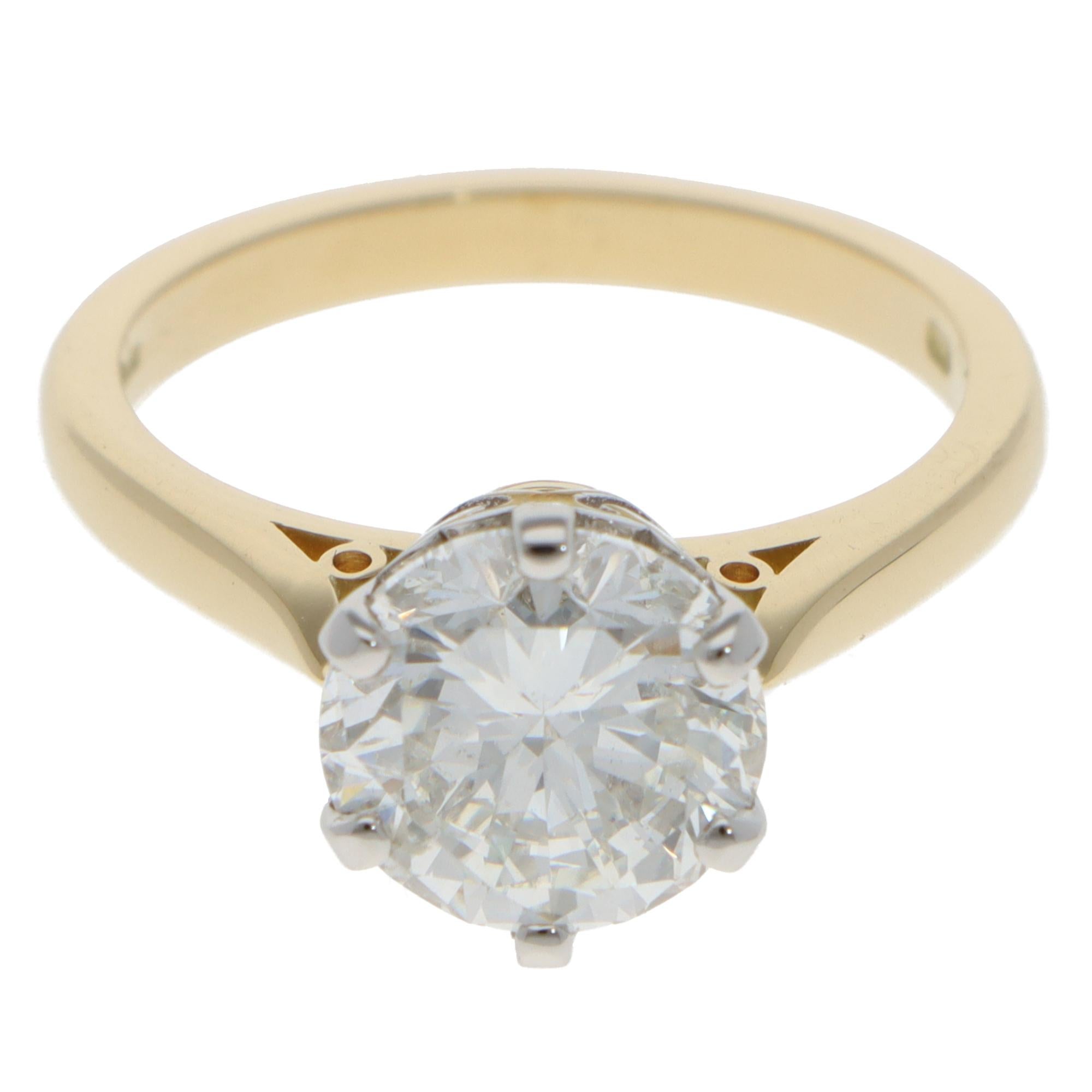 Un impresionante anillo solitario de diamantes vintage engastado en oro amarillo de 18k y platino.

El anillo presenta únicamente un hermoso diamante redondo de talla brillante. El diamante está engastado con seis garras en el centro de un engaste