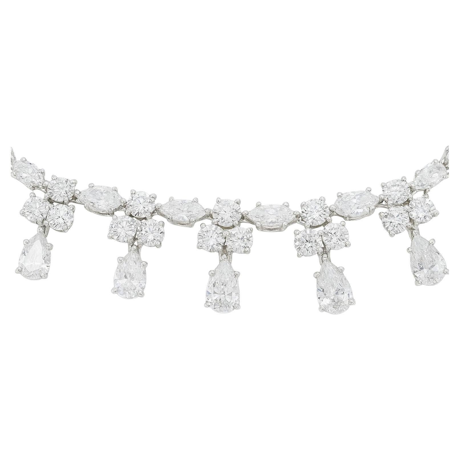 Vintage 26 Carat Diamond Platinum Pear Drop Fringe Necklace

Un magnifique collier à franges vintage, finement réalisé en platine et orné d'environ 26 carats de diamants éblouissants en forme de poire. Chaque diamant, d'un poids de 0,50 à 0,60