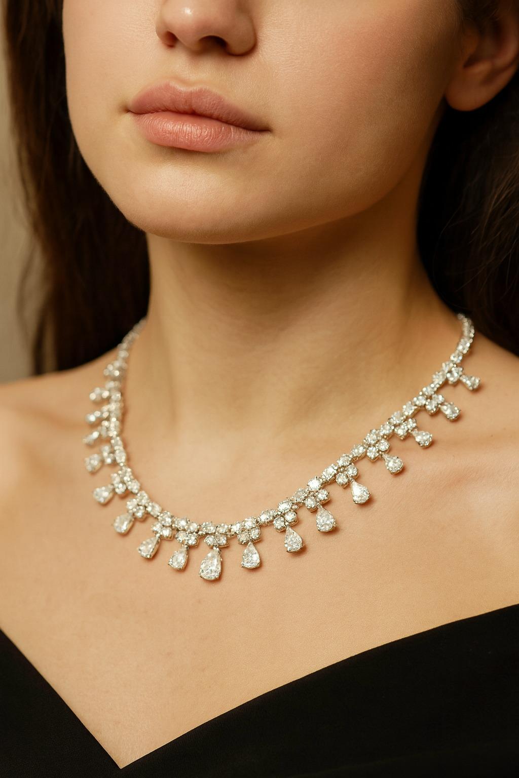 Art déco Vintage 26 Carat Diamond Platinum Pear Drop Fringe Necklace en vente