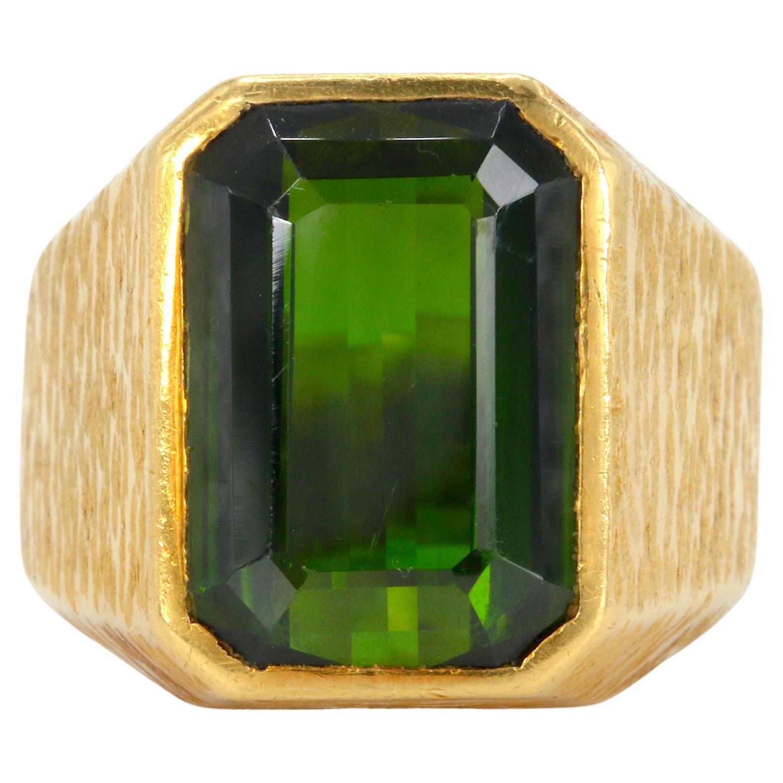 Vintage 11 CT Emerald Cut Tourmaline in 18k Yellow Gold Ring im Angebot