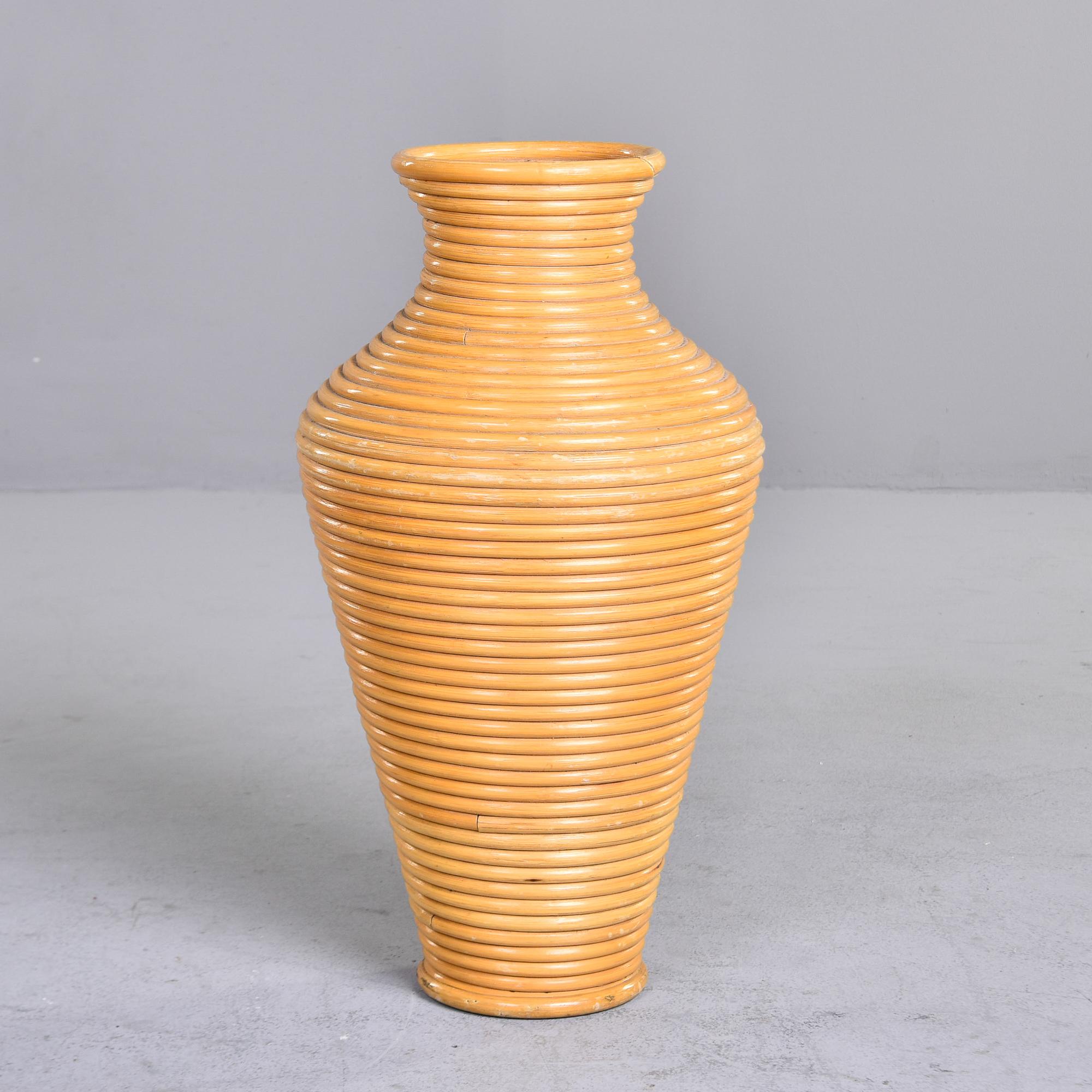Encontrado en Italia, este gran jarrón de ratán data de la década de 1970. De ratán enrollado en una forma clásica, este jarrón de estilo bohemio mide poco más de 60 cm de alto. Otros dos jarrones de este mismo estilo disponibles en el momento de