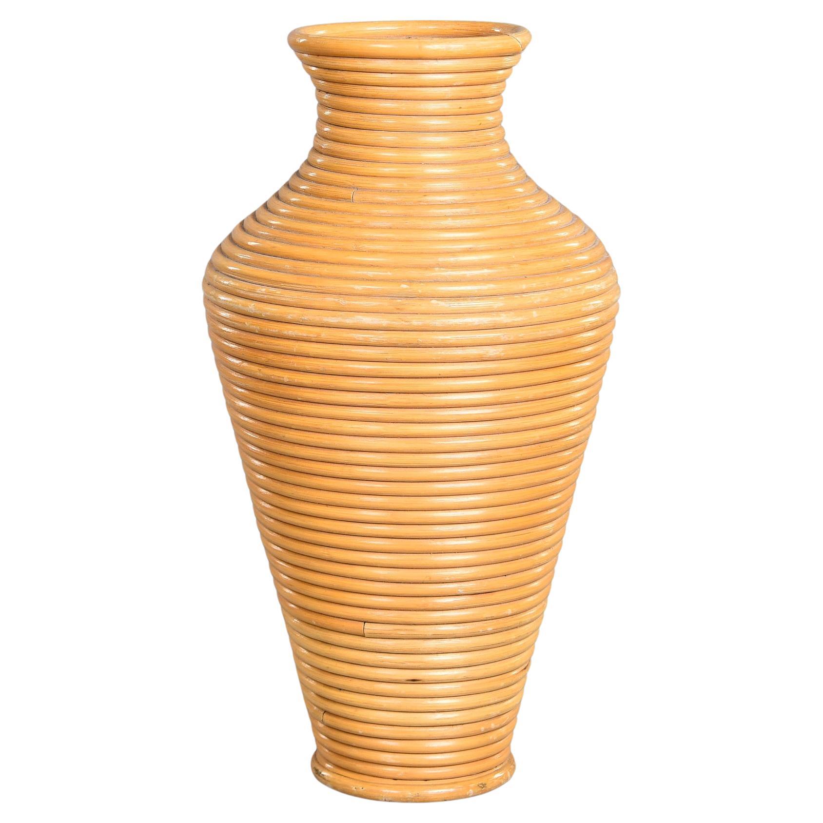 Jarrón de suelo vintage de ratán de 26" de alto en venta