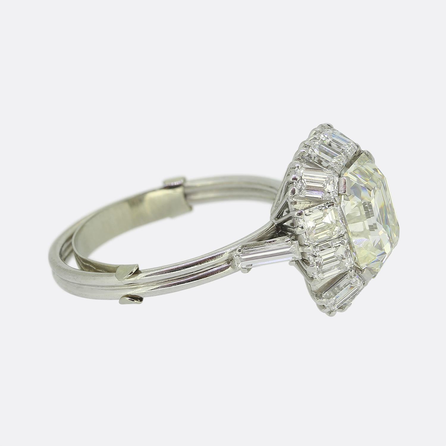 Vintage 2.60 Carat Antique Asscher Cut Diamond Cluster Ring In Good Condition For Sale In London, GB