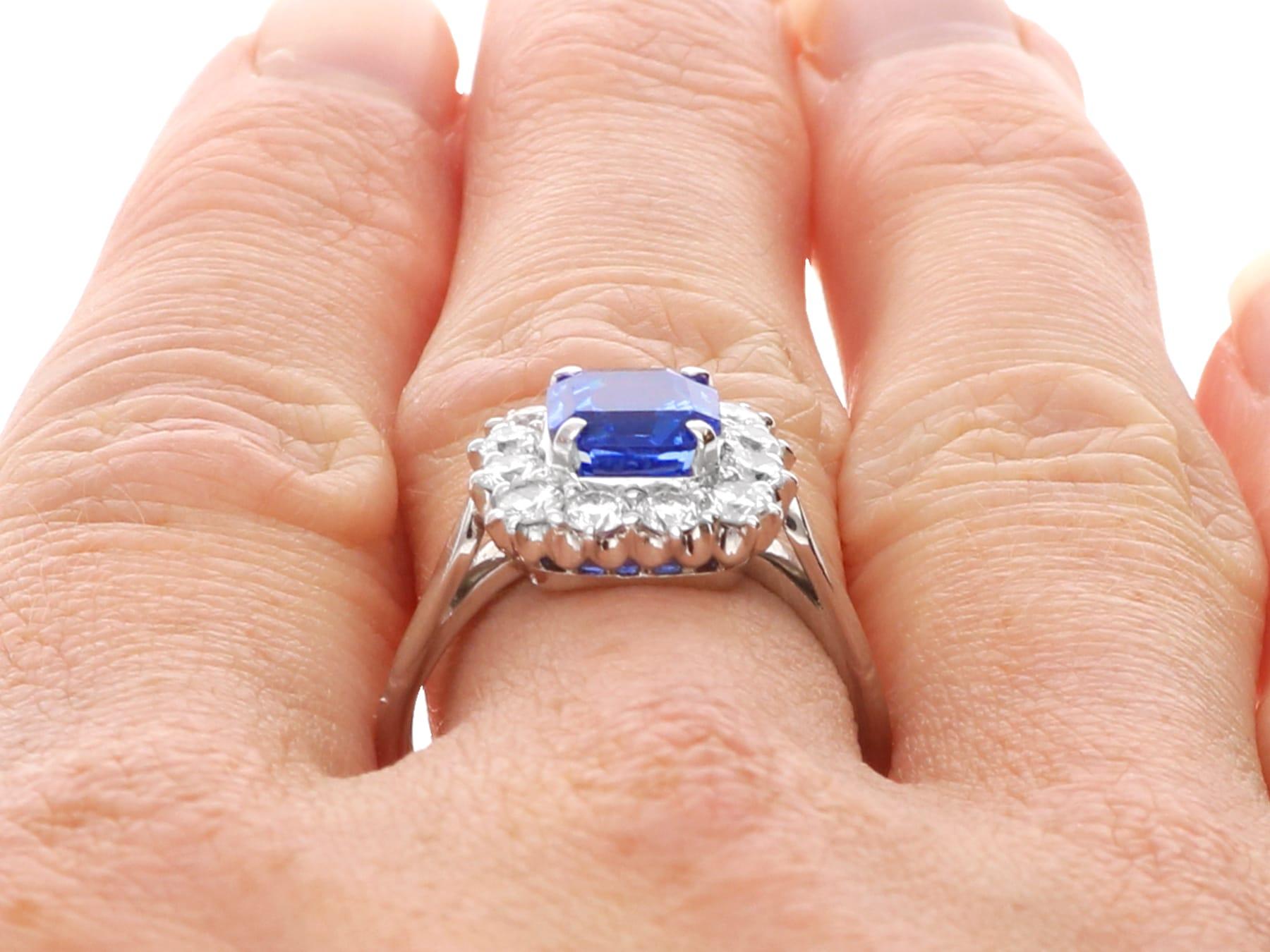 Anillo vintage de platino con zafiro de Ceilán de 2,60 quilates y diamantes de 1 quilate Circa 1945 en venta 5