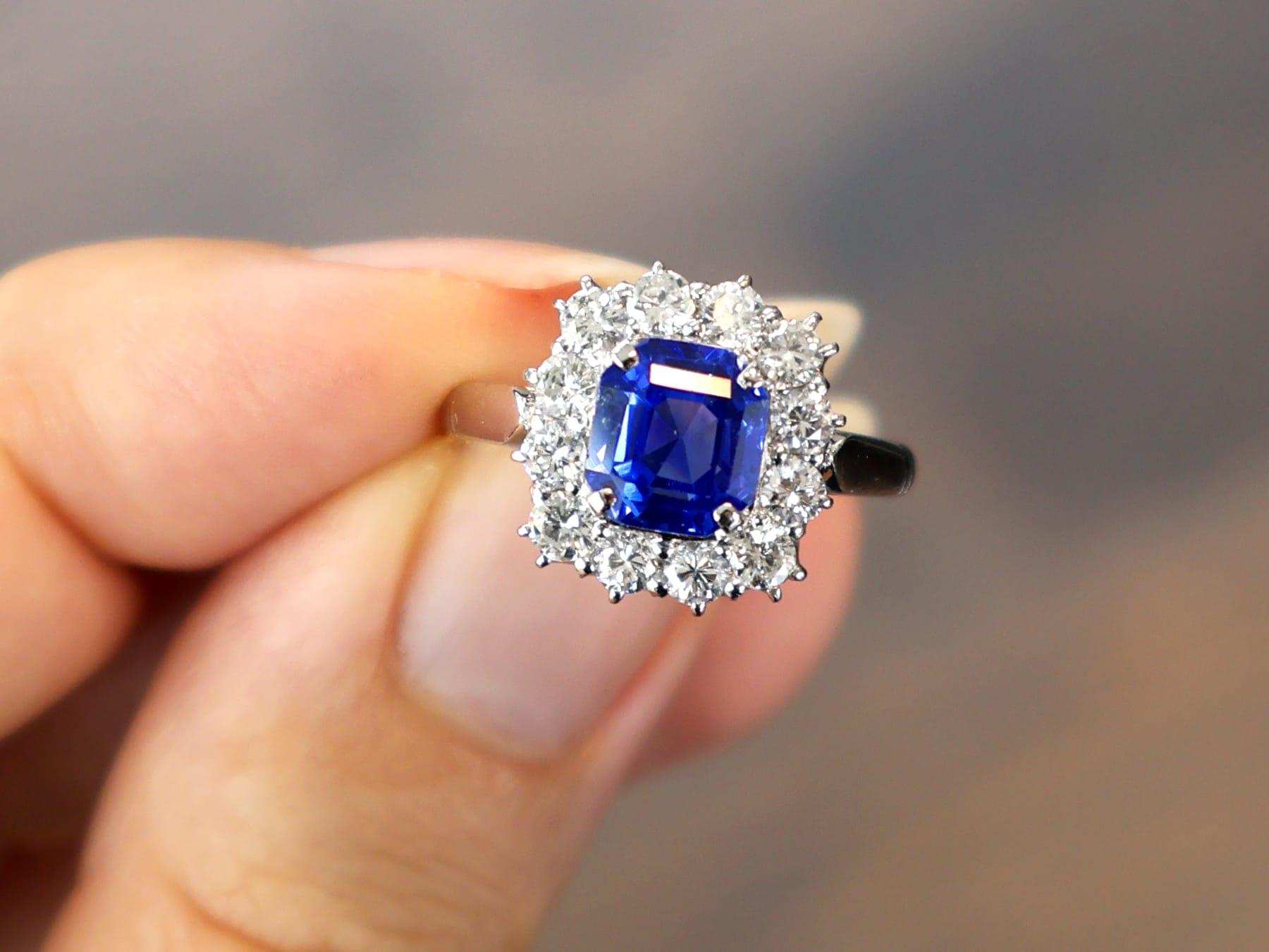 Anillo vintage de platino con zafiro de Ceilán de 2,60 quilates y diamantes de 1 quilate Circa 1945 Corte octogonal en venta