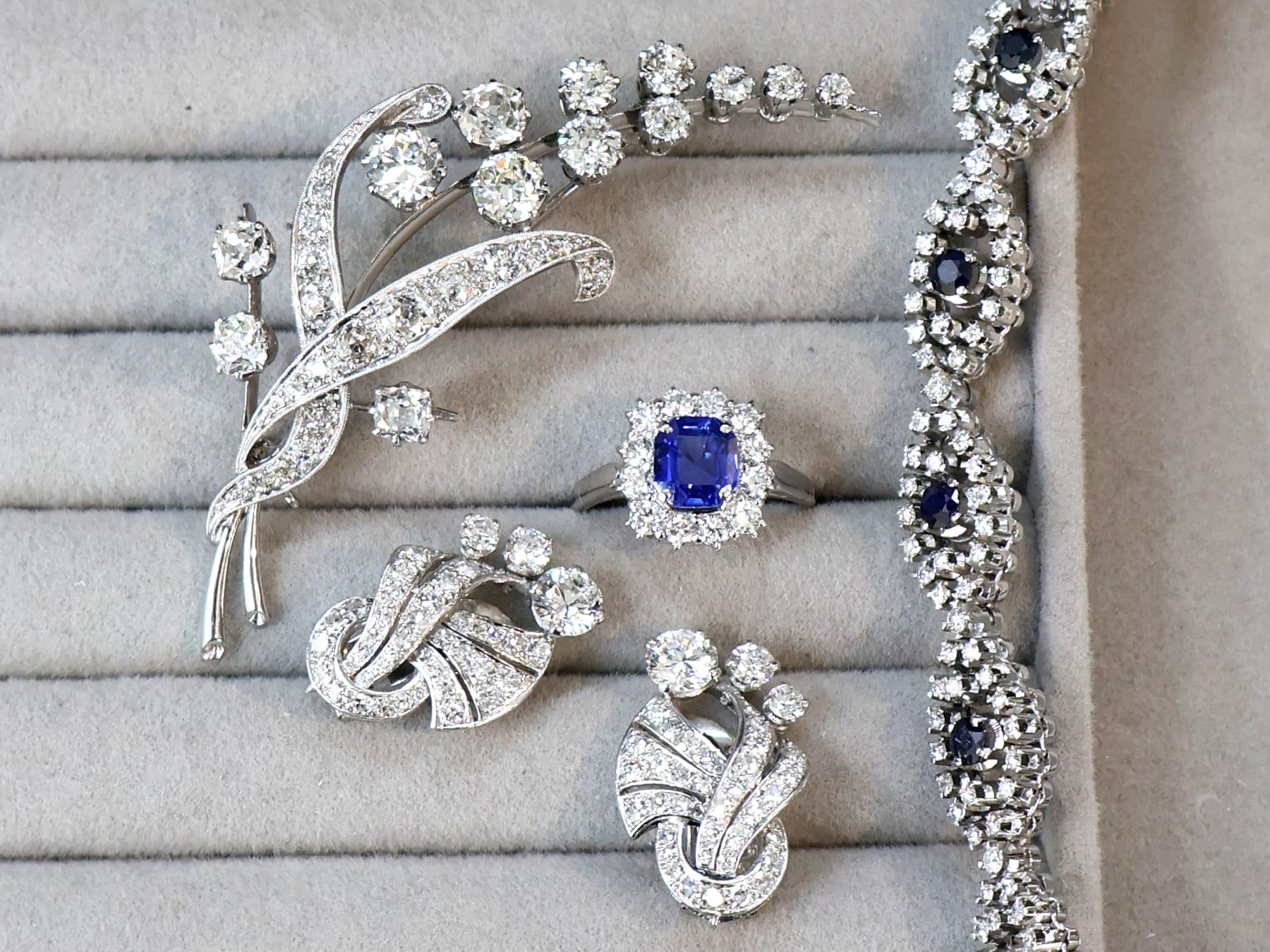 Anillo vintage de platino con zafiro de Ceilán de 2,60 quilates y diamantes de 1 quilate Circa 1945 en Excelente estado para la venta en Jesmond, Newcastle Upon Tyne