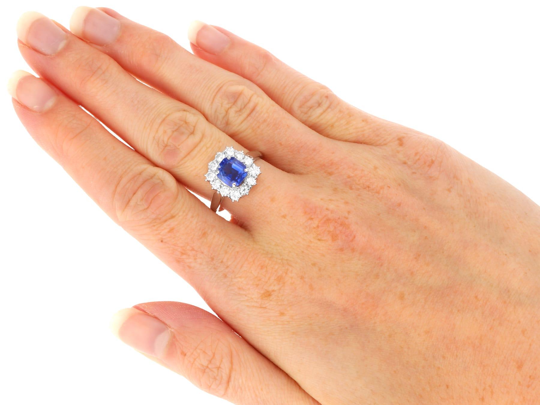 Anillo vintage de platino con zafiro de Ceilán de 2,60 quilates y diamantes de 1 quilate Circa 1945 en venta 3