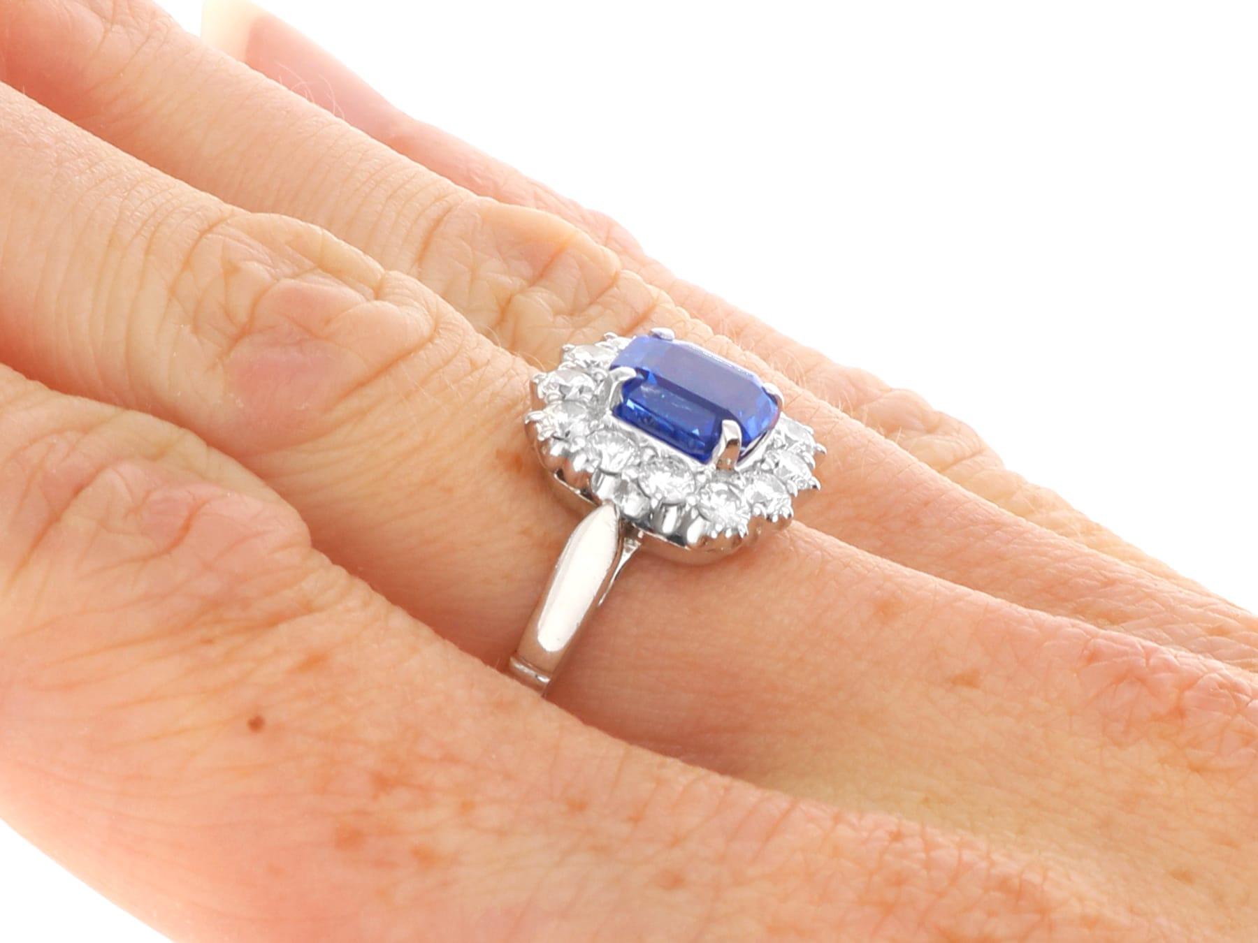 Anillo vintage de platino con zafiro de Ceilán de 2,60 quilates y diamantes de 1 quilate Circa 1945 en venta 4