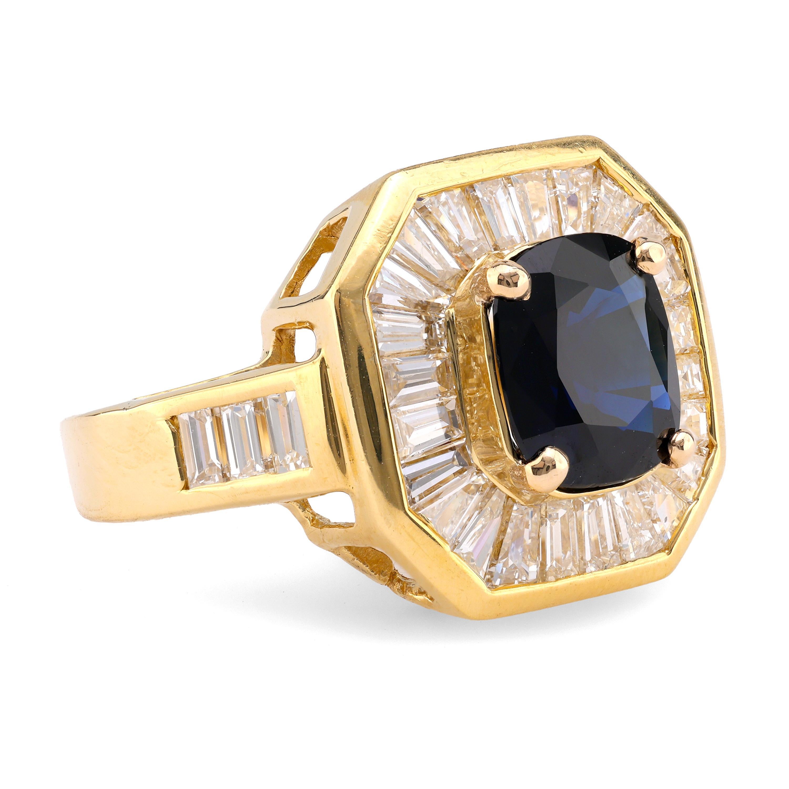 18 Karat Gelbgold Cocktail-Ring mit 2,60 Karat Saphir im Kissenschliff und Diamant im Zustand „Hervorragend“ in Beverly Hills, CA