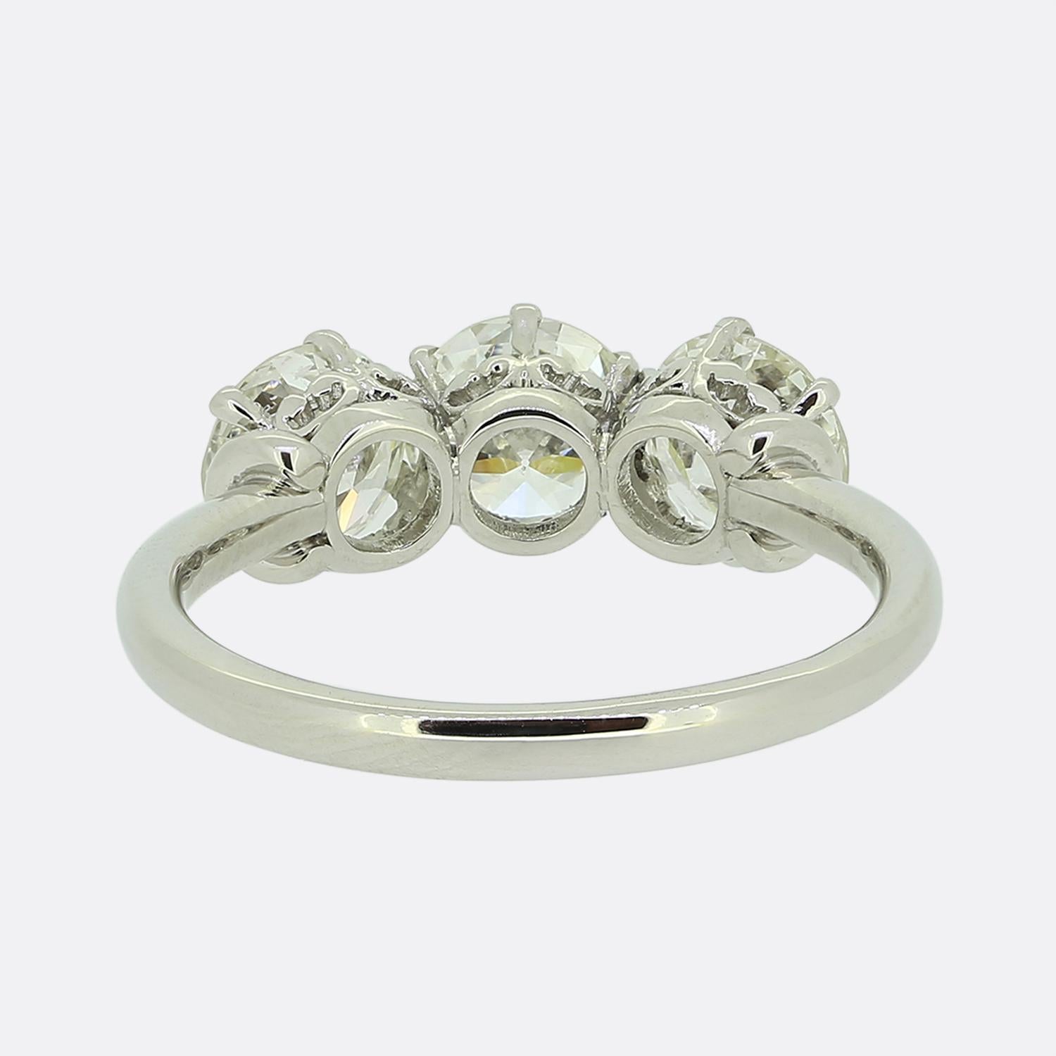 Bague vintage à trois pierres avec diamants de 2,60 carats Bon état - En vente à London, GB