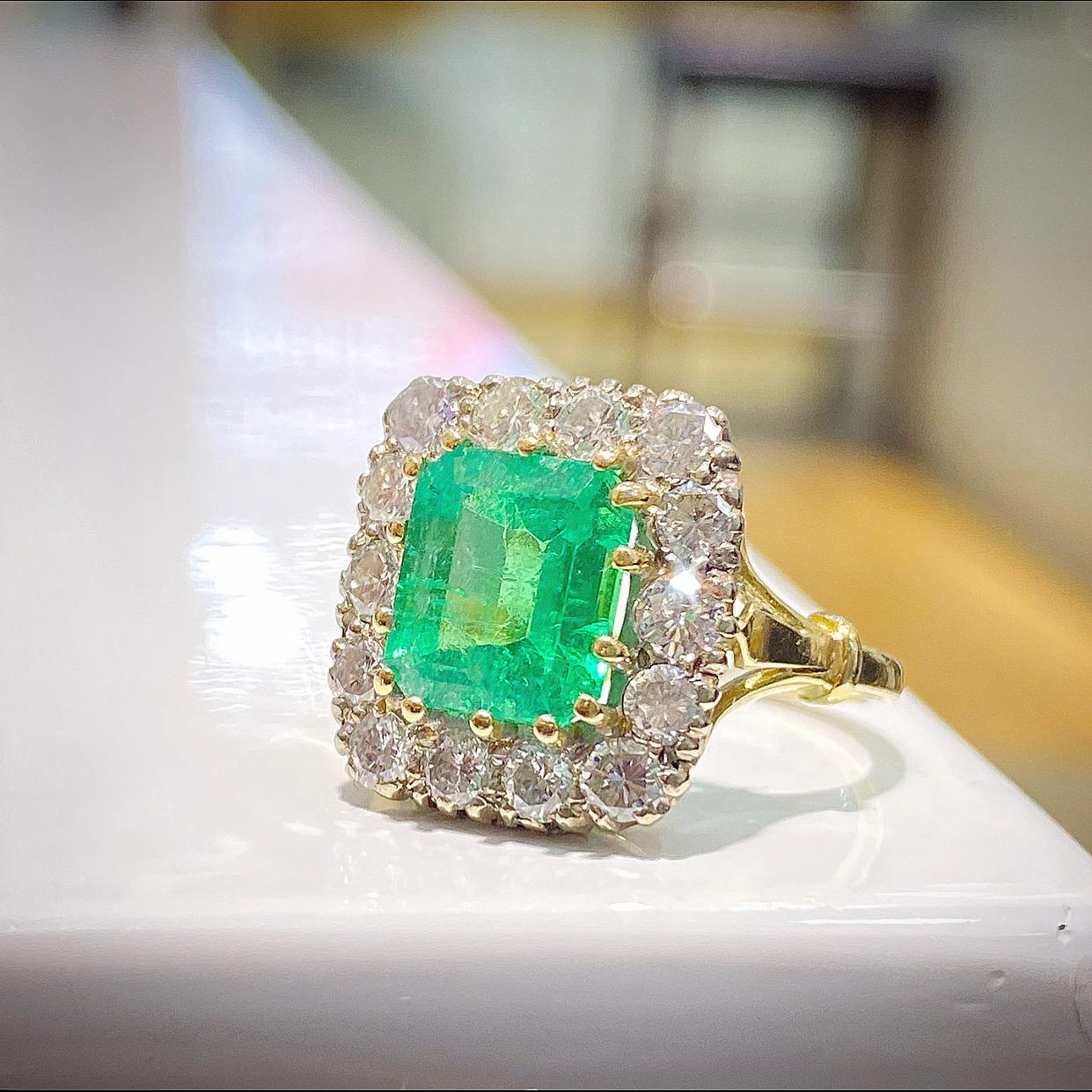 Vintage 2.60 Carat Emerald and Diamond Cluster Ring, circa 1970s For Sale 2