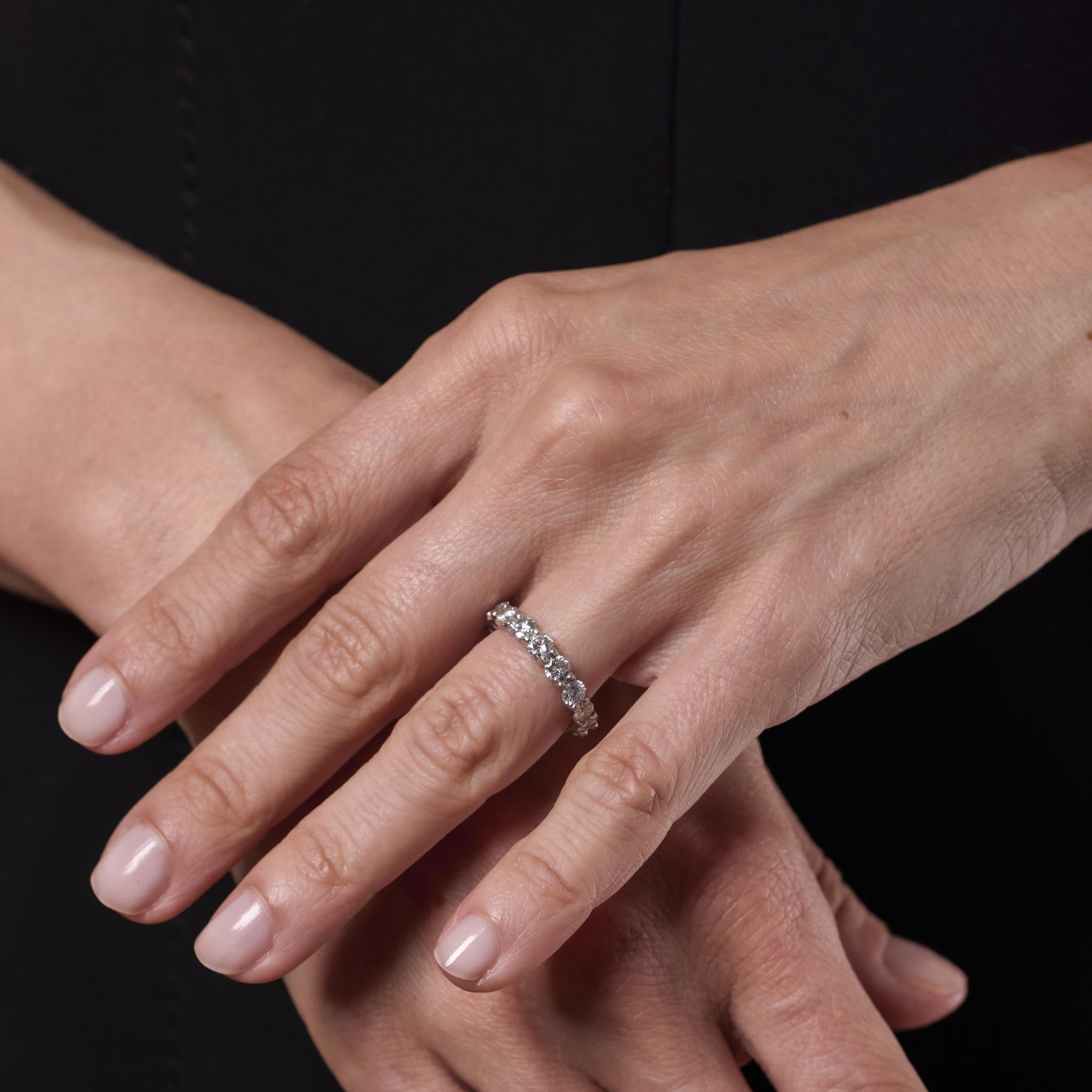 Taille brillant Alliance vintage en platine avec diamants d'un poids total de 2,60 carats en vente