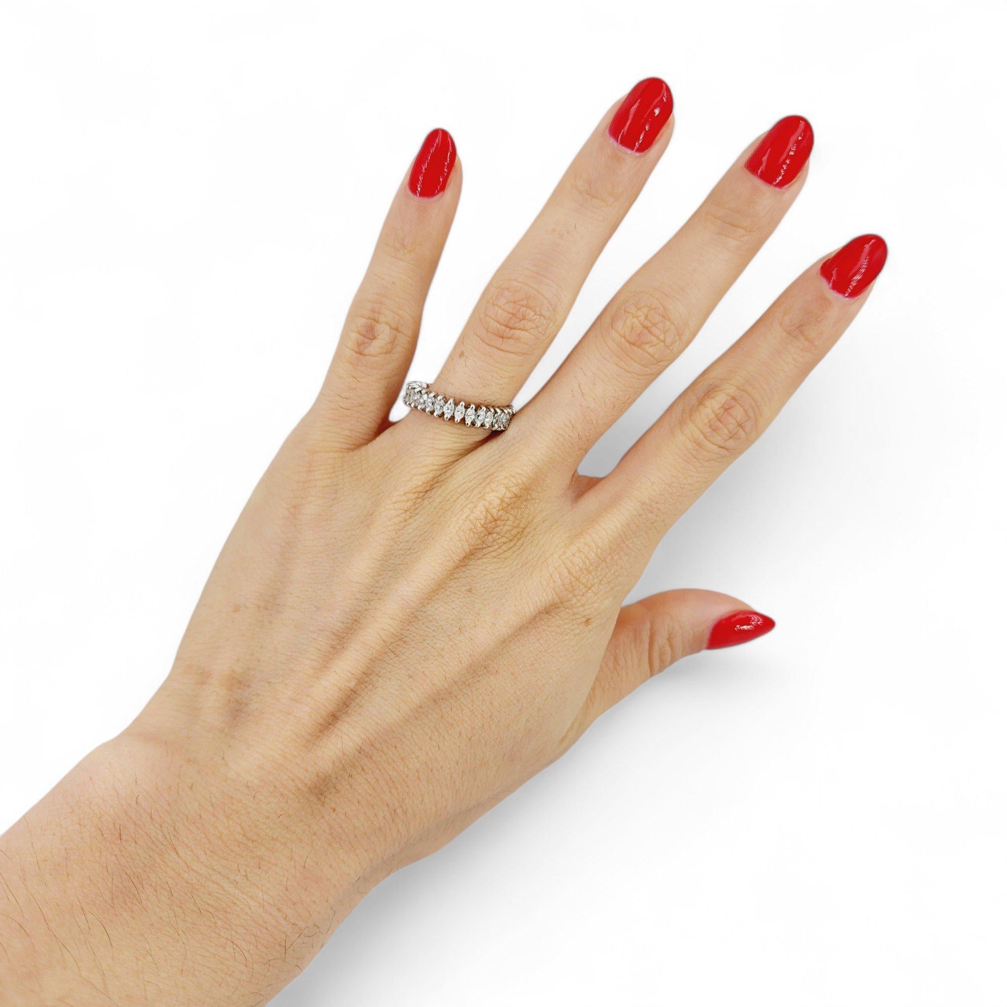 Circa 1960-70s Bague de fiançailles éternelle en platine, rehaussée de 32 diamants Marquise pesant environ 2,60 carats. Couleur H-J, VS-SI.

Cette bague d'éternité en platine avec diamants marquants de 2,60 cts est parfaite pour les occasions