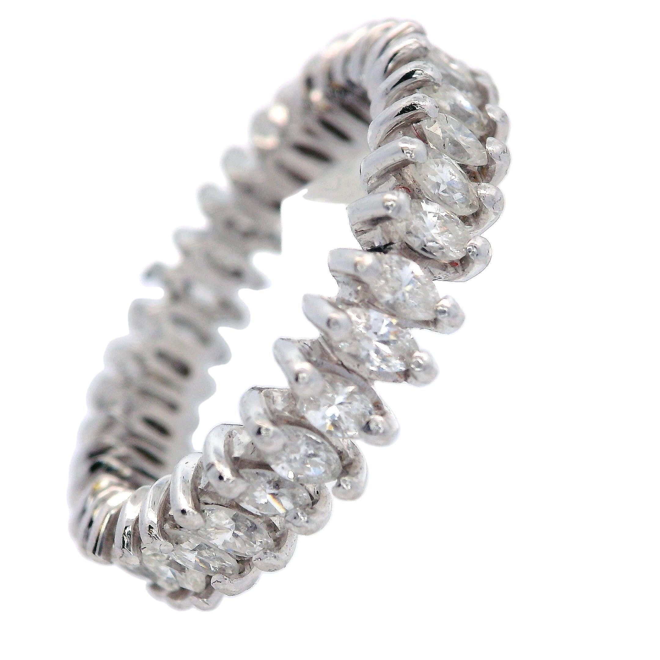 Rétro Bague d'éternité vintage en platine avec diamants marquises 2,60 carats en vente
