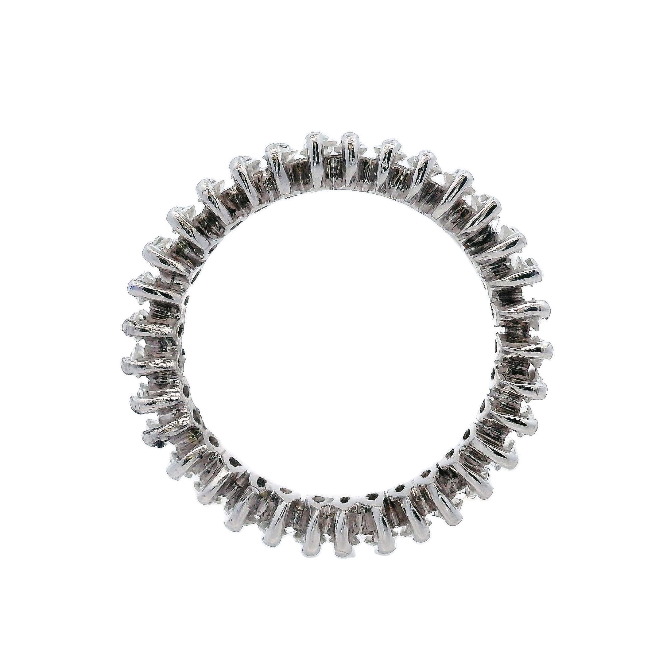 Bague d'éternité vintage en platine avec diamants marquises 2,60 carats Excellent état - En vente à Aventura, FL