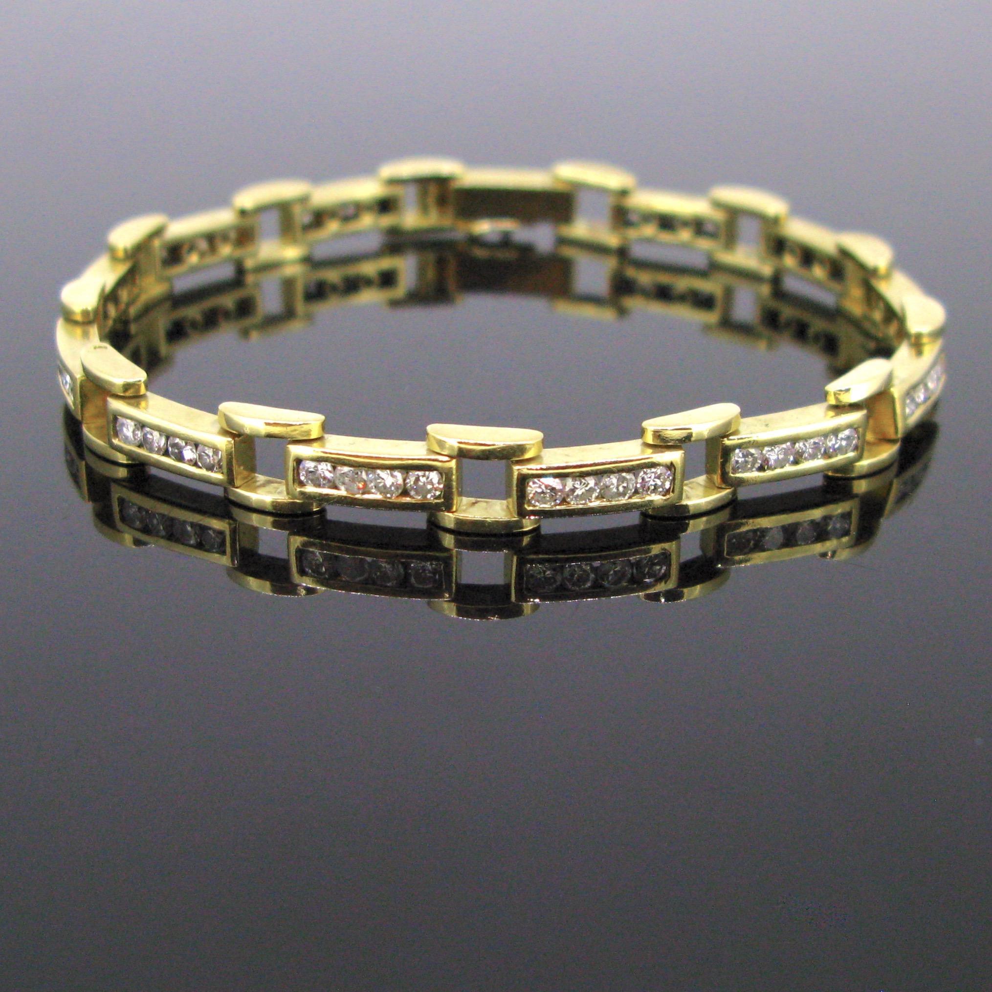 Weight:	20.57gr


Metal:	18kt yellow Gold 	


Stones:	52 Diamonds
•	Cut:	Brilliant
•	Total Carat Weight:	2.60ct approx
•	Colour:	H/I
•	Clarity:	VS/SI
	

Condition:	Very Good


Hallmarks:	French – eagle’s heads
	

Comments:	This bracelet is set with