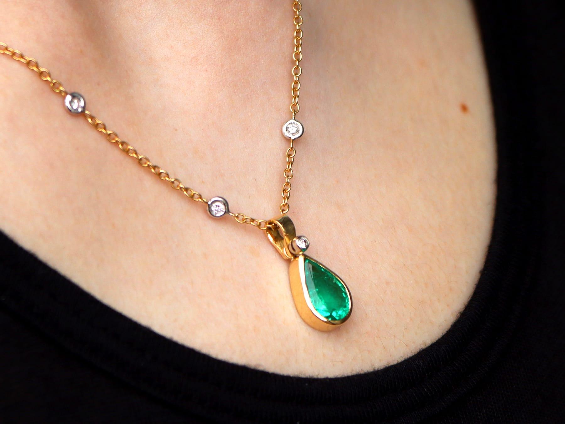 Vintage 2.60 Carat Emerald and 0.69 Carat Diamond, 18k Yellow Gold Pendant For Sale 5