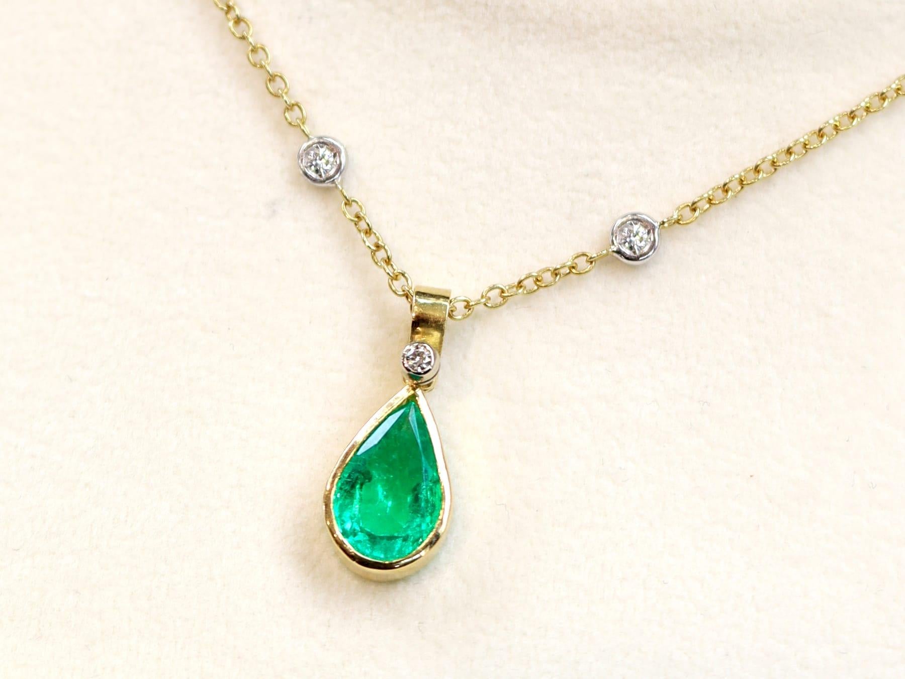 Pear Cut Vintage 2.60 Carat Emerald and 0.69 Carat Diamond, 18k Yellow Gold Pendant For Sale