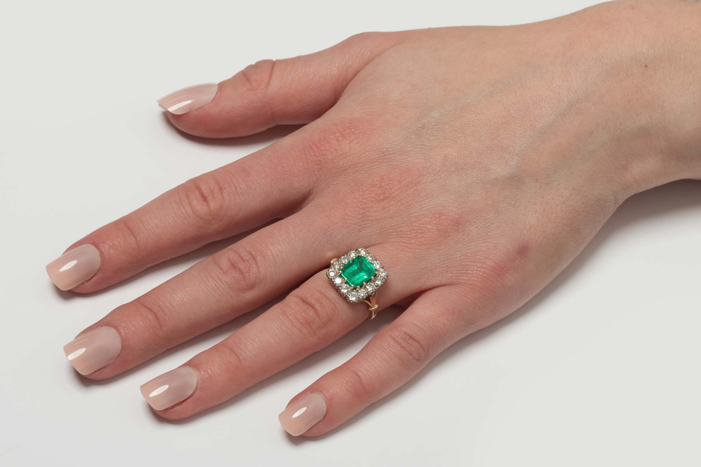 Vintage 2.60 Carat Emerald and Diamond Cluster Ring, circa 1970s For Sale 1