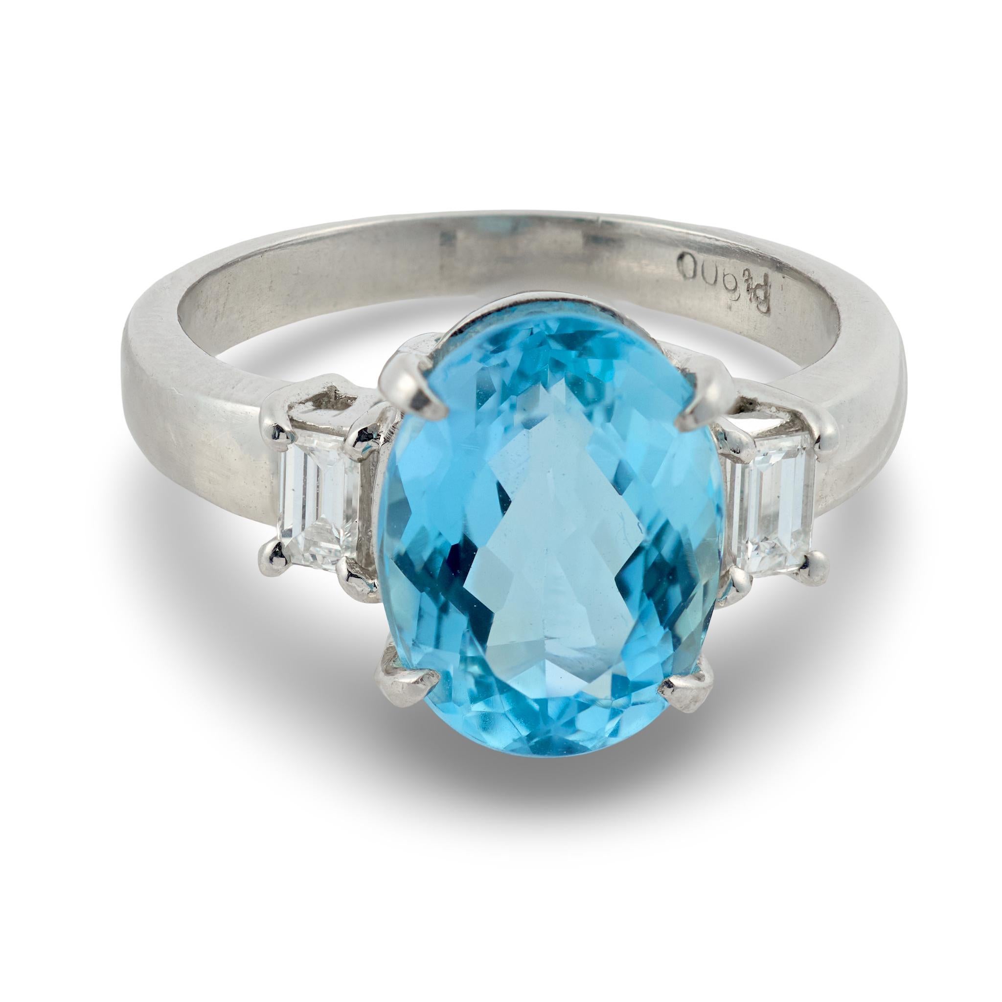 Taille ovale Bague vintage en platine de 2,61 carats d'aigue-marine taillée en ovale et de diamants en vente