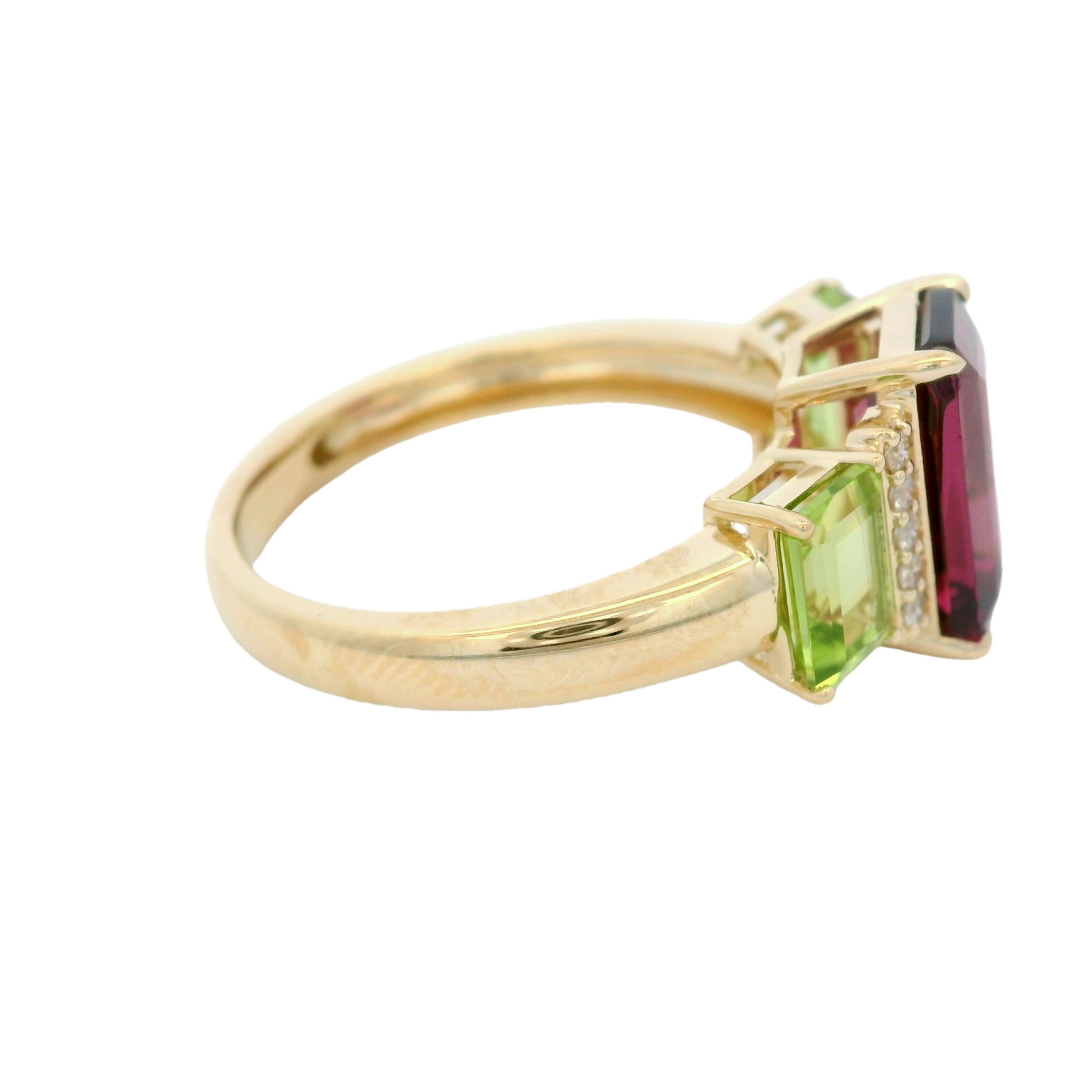 Vintage 2.61Ct Garnet Peridot Diamond Ring in 14 Karat Yellow Gold In New Condition For Sale In Hong Kong, HK