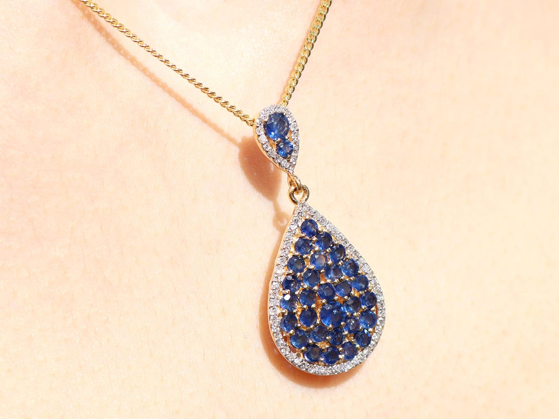 Vintage 2.61Ct Sapphire and 0.27Ct Diamond 18k Yellow Gold Pendant Circa 1990 For Sale 5