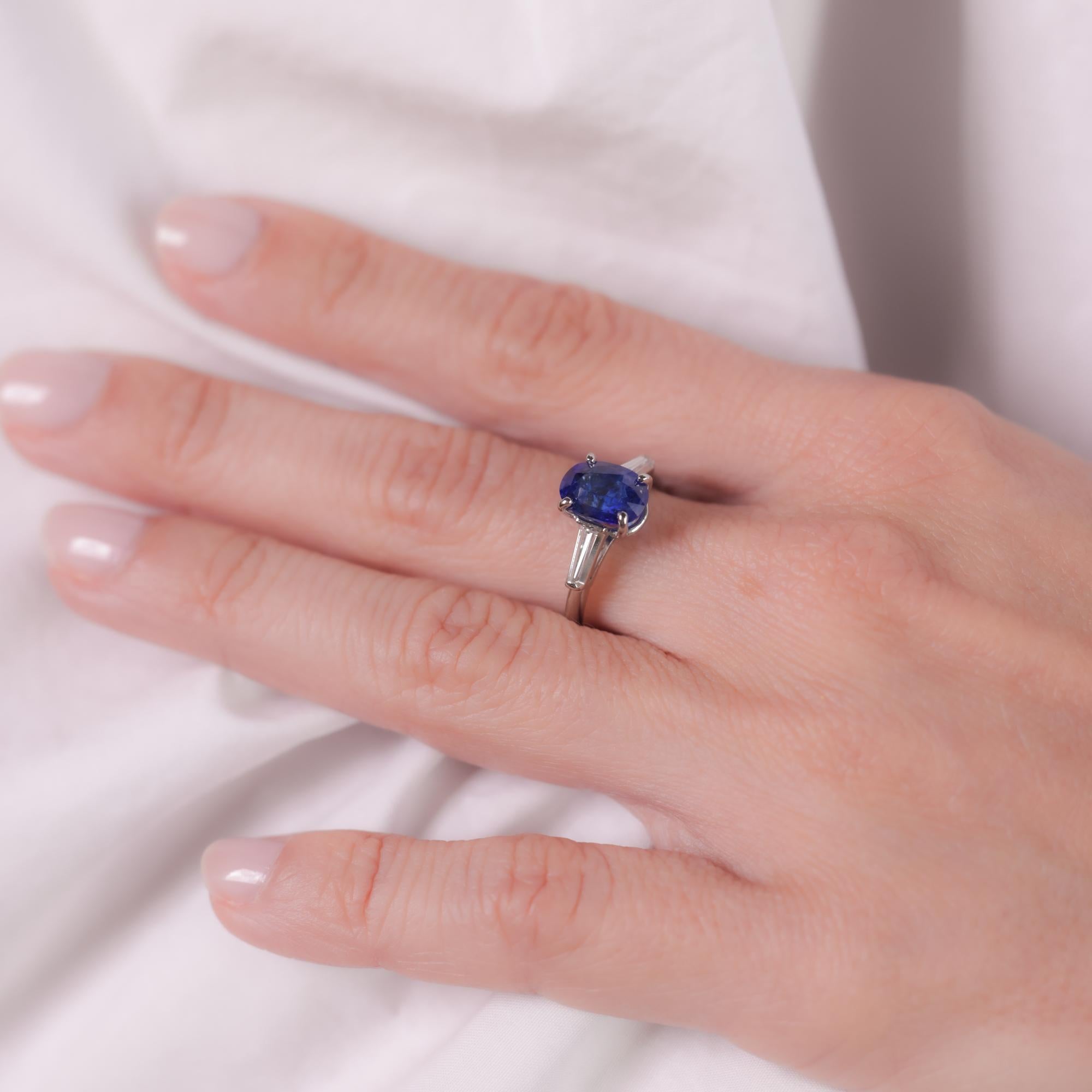 Taglio ovale Anello vintage in platino con zaffiro e diamante da 2,62 carati in vendita