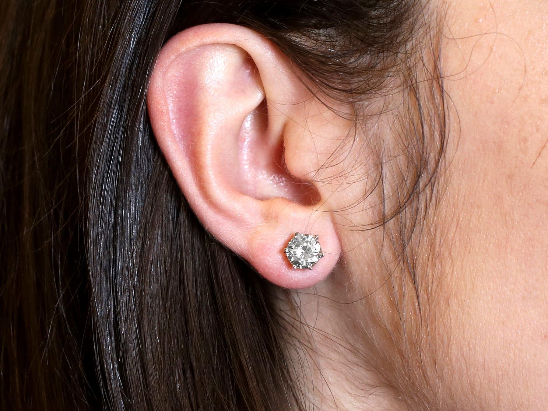 Vintage 2.65Ct Diamond and Platinum Stud Earrings Circa 1980 3