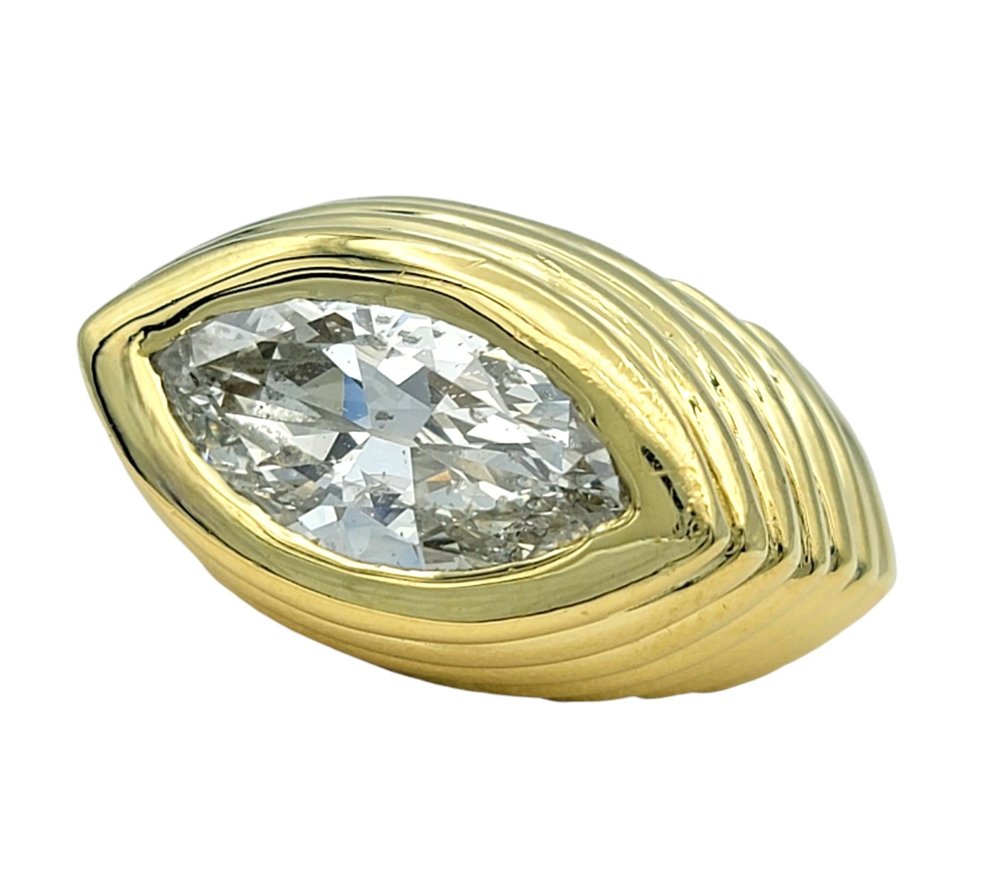 Misura dell'anello: 5.5

Audace e indimenticabile, questo anello da cocktail con bordo è una vera e propria dichiarazione di lusso, realizzata in oro giallo 18 carati. Al centro brilla uno splendido diamante solitario con taglio a marquise da 2,66