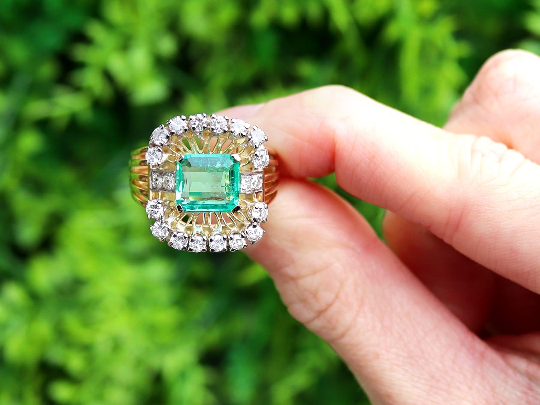 Une magnifique bague de cocktail en or jaune 18 carats, composée d'une émeraude colombienne de 2,68 carats et d'un diamant de 0,80 carat. Cette bague fait partie de nos diverses collections de bijoux en émeraude vintage.

Cette magnifique bague