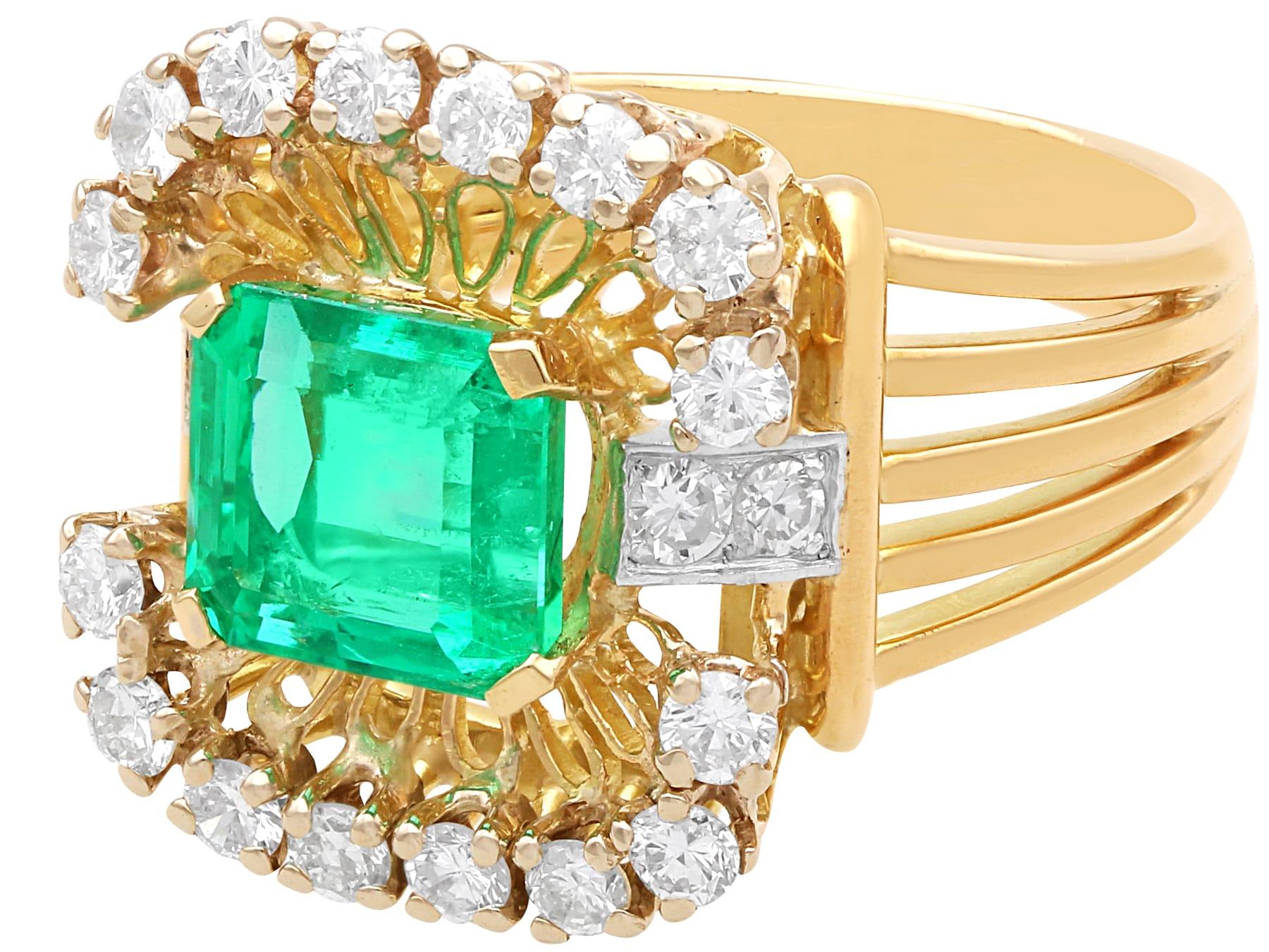Taille octogone Bague vintage en or jaune 18 carats avec émeraude de Colombie de 2,68 carats et diamant de 0,80 carat en vente