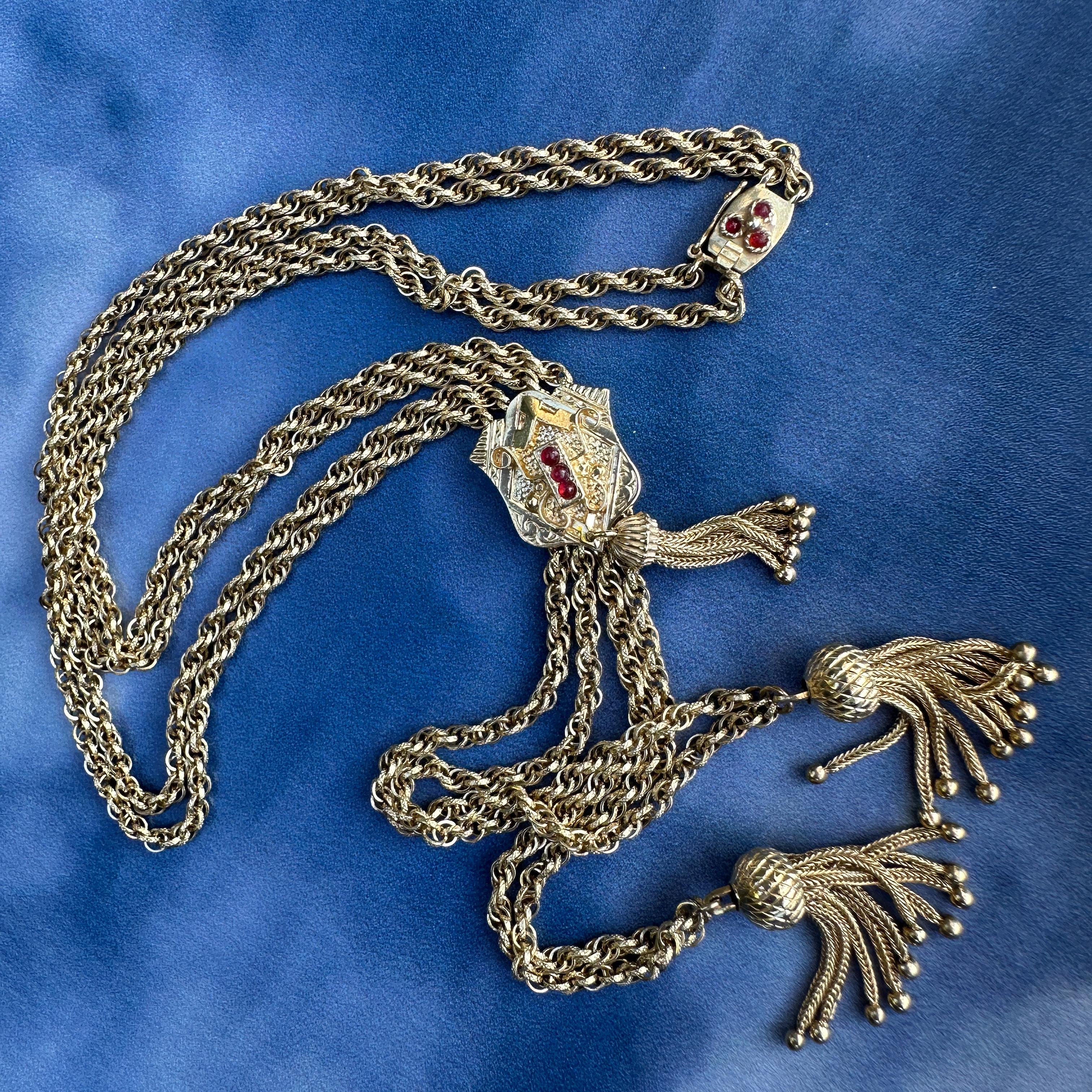 This amazing, highly wearable early 20th century necklace features 28