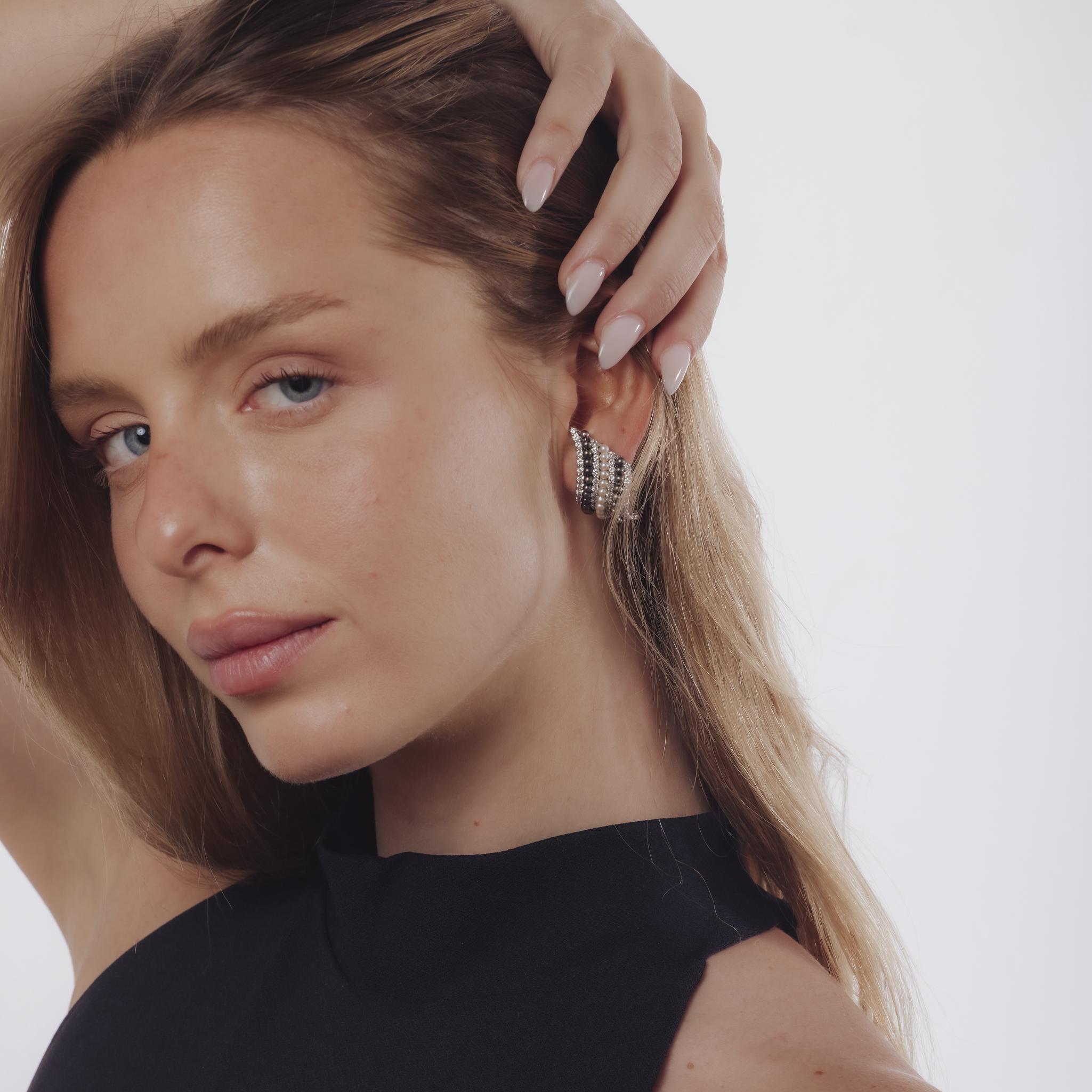 Estos pendientes vintage de los años 80 son una audaz sinfonía de brillo y lustre. Engastados con 108 diamantes redondos de talla brillante que suman aproximadamente 2,70 quilates de color E-F y claridad VS, su brillo se complementa maravillosamente