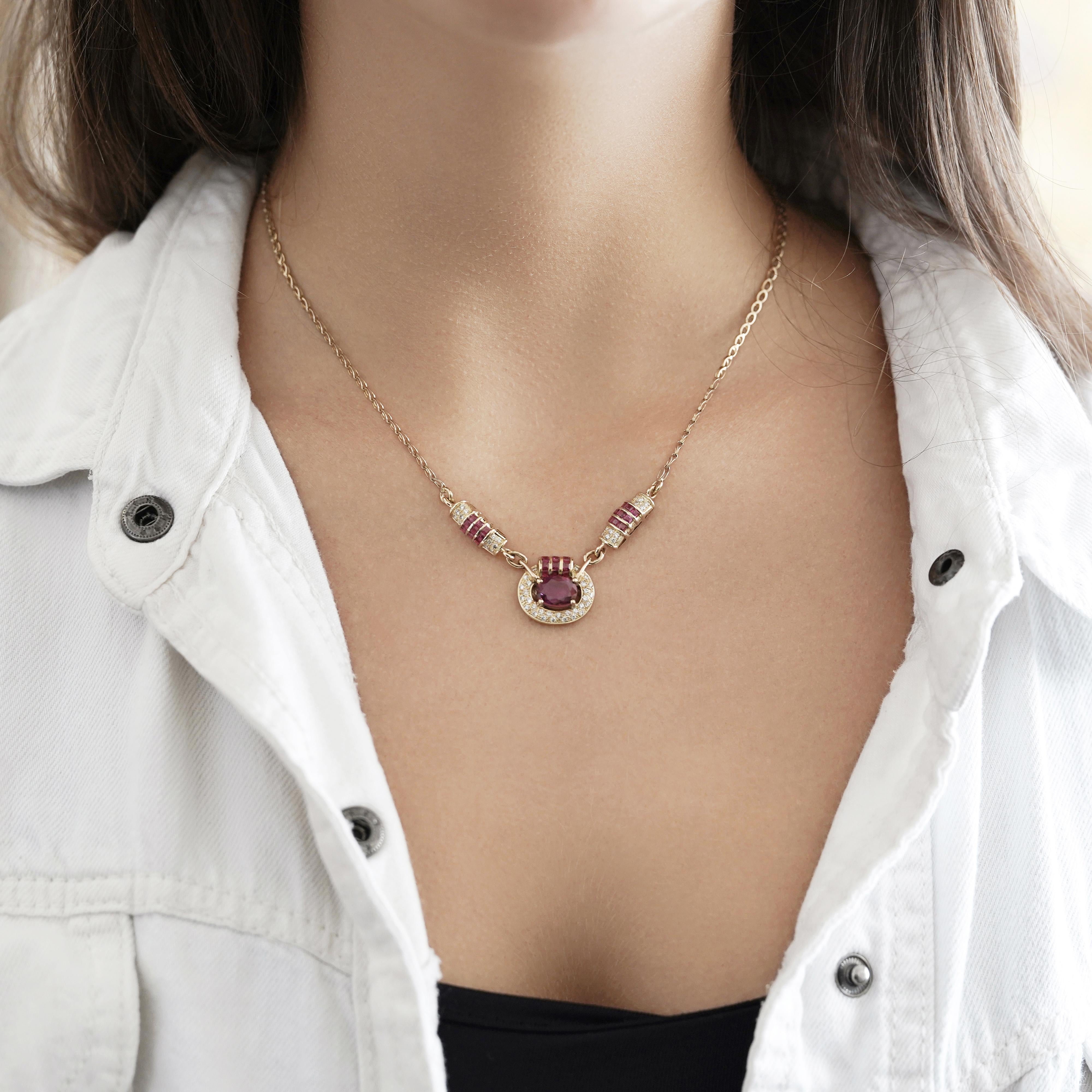 Vintage 2,70 Karat Oval Cut Ruby und Round Cut Diamond in 14K Gelbgold Kette Retro Halskette, 16 Zoll.

Einzelheiten:
Artikel Typ: Kette Halskette
Metall: 14K Gelbgold
Gewicht: 10,7 Gramm
Größe des Anhängers: 17x15 mm
Kettenbreite: 2mm
Länge: 16