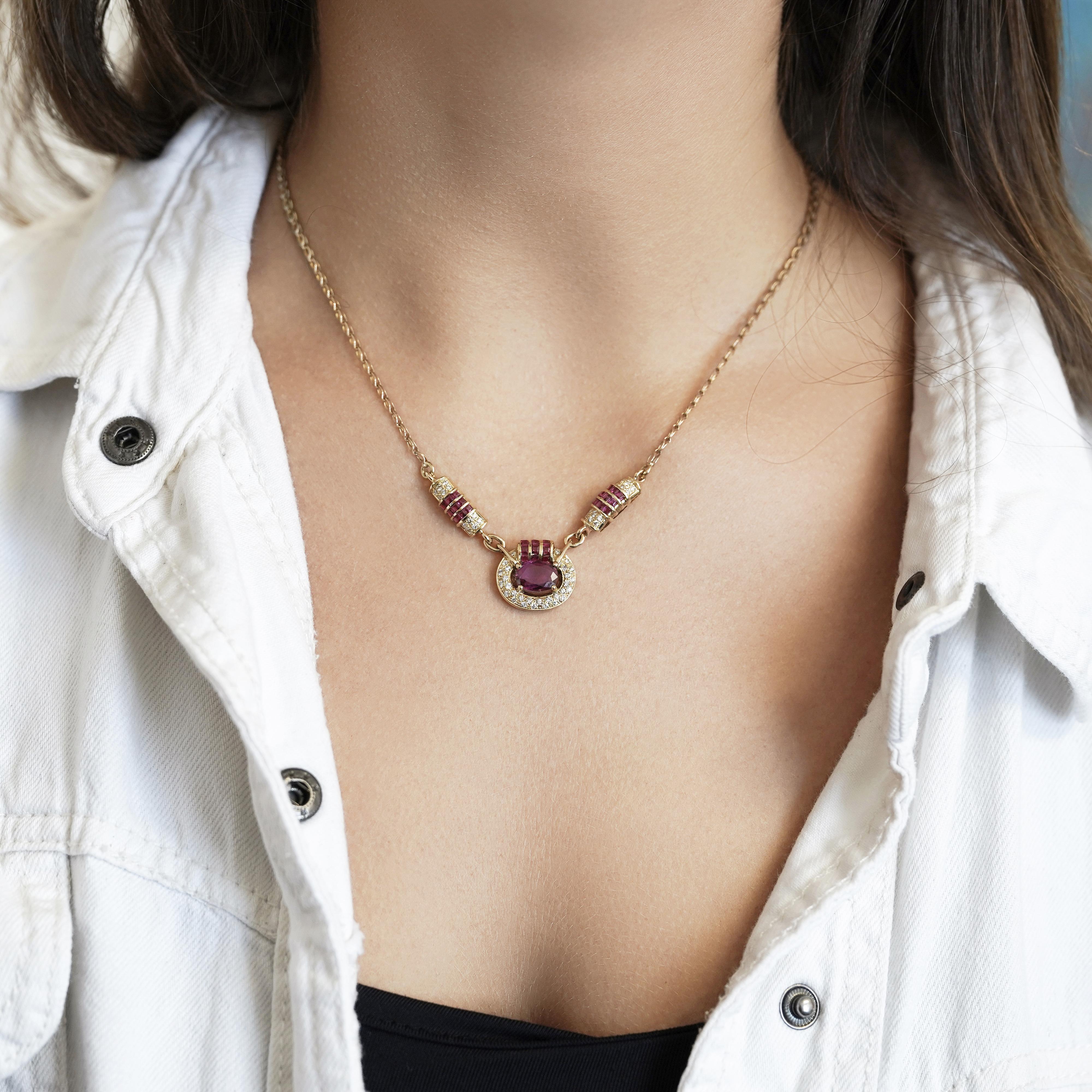 Retro-Halskette aus 14K Gelbgold mit 2,70 Karat Rubin im Ovalschliff und Diamanten im Vintage-Stil (Rundschliff) im Angebot