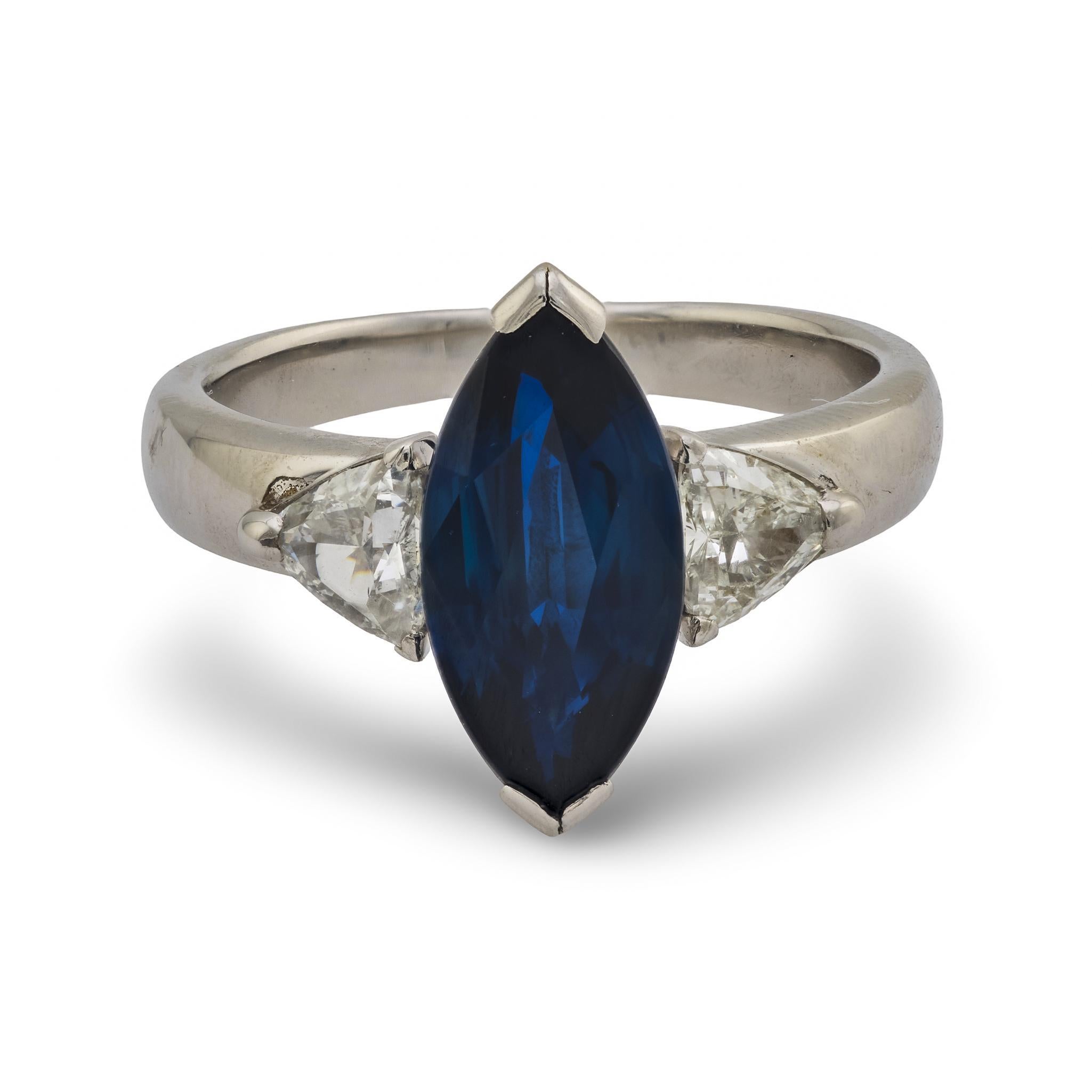 Contemporain Bague vintage en platine avec saphirs et diamants de 2.70 carats en vente