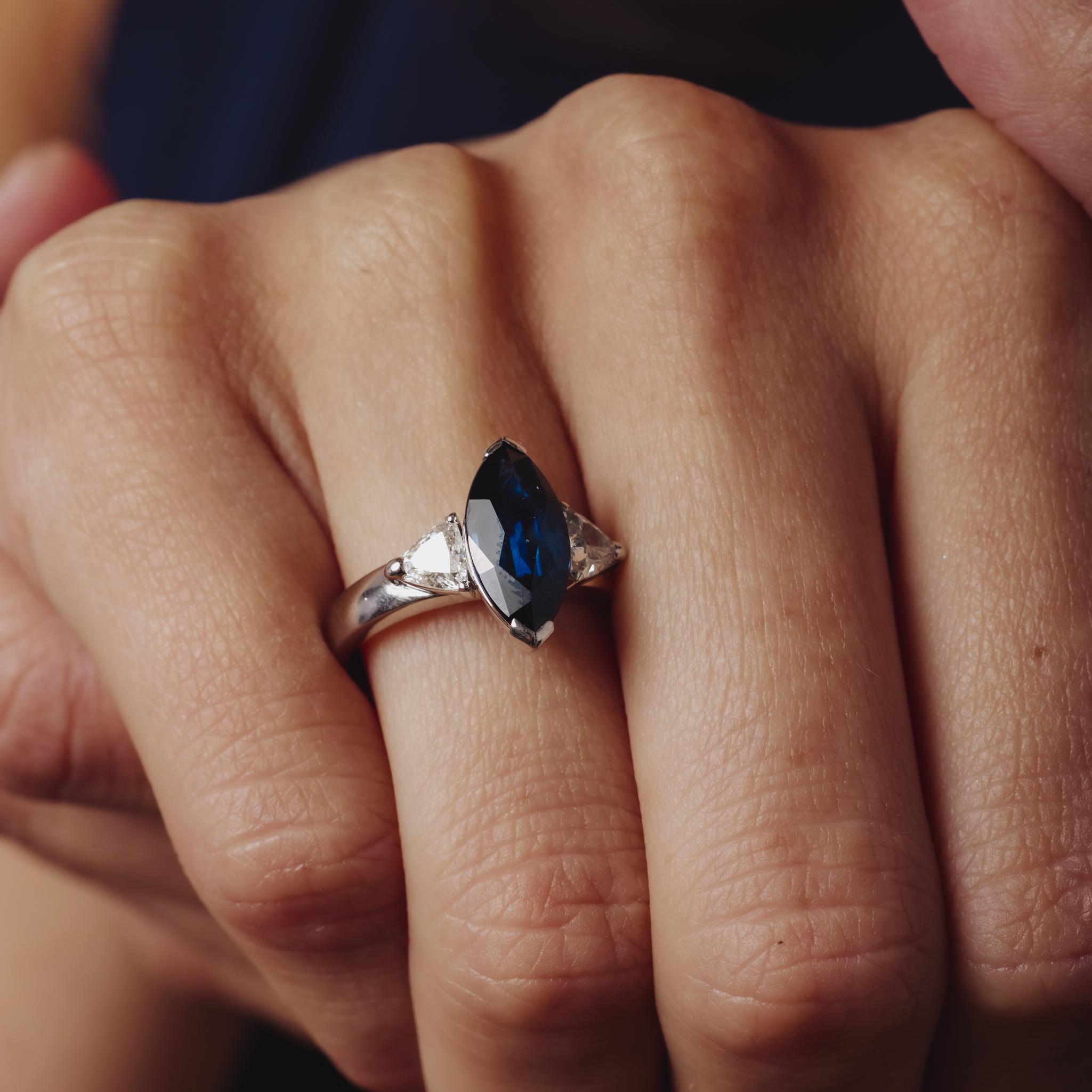 Bague vintage en platine avec saphirs et diamants de 2.70 carats Pour femmes en vente